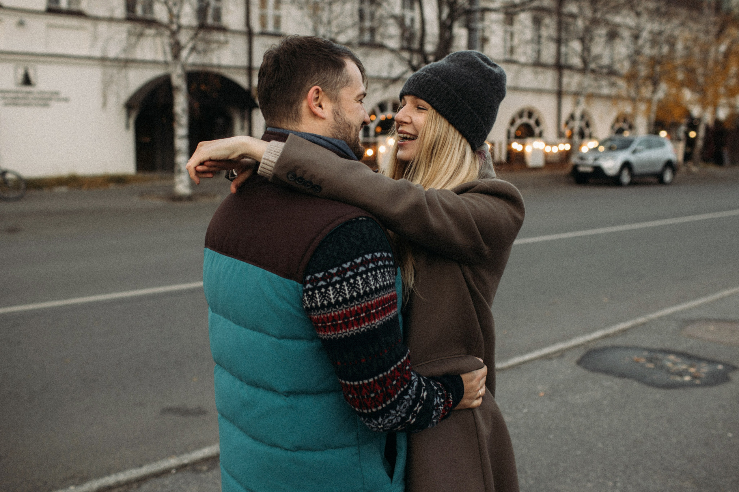 Закатный вечер в Архангельске: влюблённые дурачатся на фоне почтовой конторы. Пленочная эстетика и тепло осени