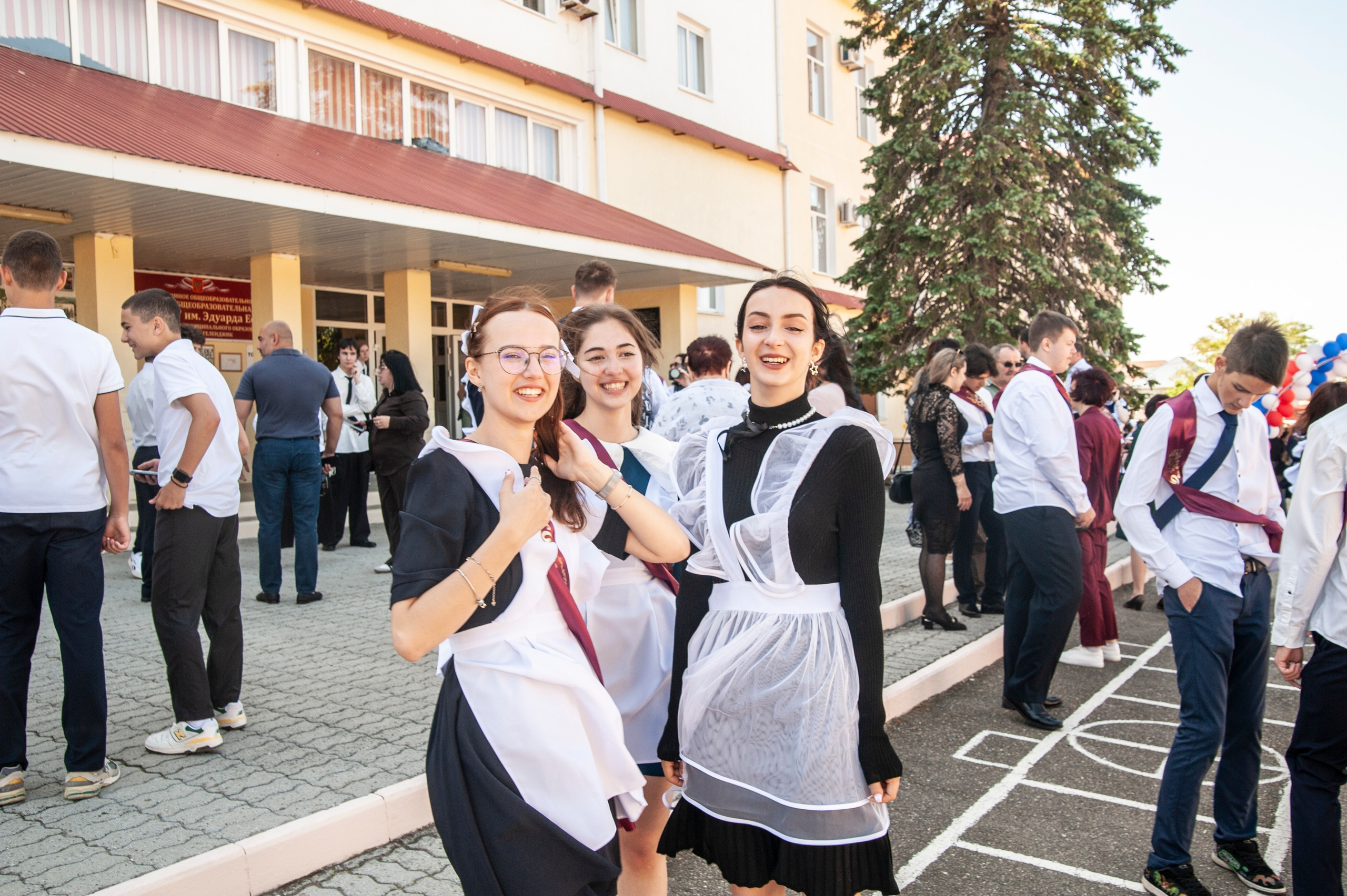 Последний Звонок МАОУ СОШ № 17 им. Эдуарда Есаяна — Архипо-Осиповка. Свадебный и семейный фотограф Денис Лукьянов в Краснодаре, Краснодарском крае и Республике Крым