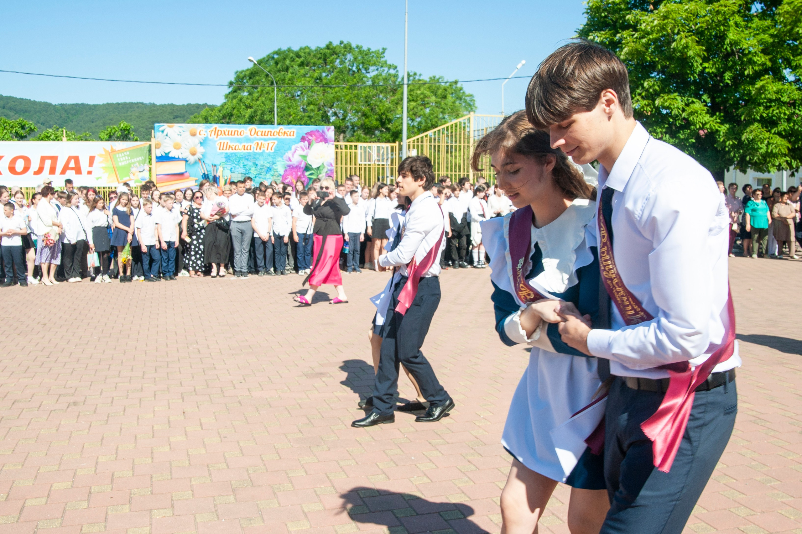 Последний Звонок МАОУ СОШ № 17 им. Эдуарда Есаяна — Архипо-Осиповка. Свадебный и семейный фотограф Денис Лукьянов в Краснодаре, Краснодарском крае и Республике Крым