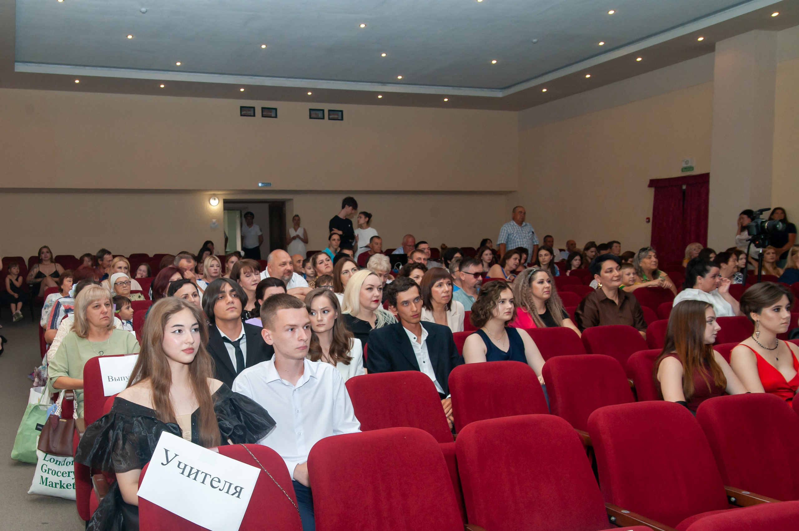 Выпускной МАОУ СОШ № 17 им. Эдуарда Есаяна. Свадебный и семейный фотограф Денис Лукьянов в Краснодаре, Краснодарском крае и Республике Крым