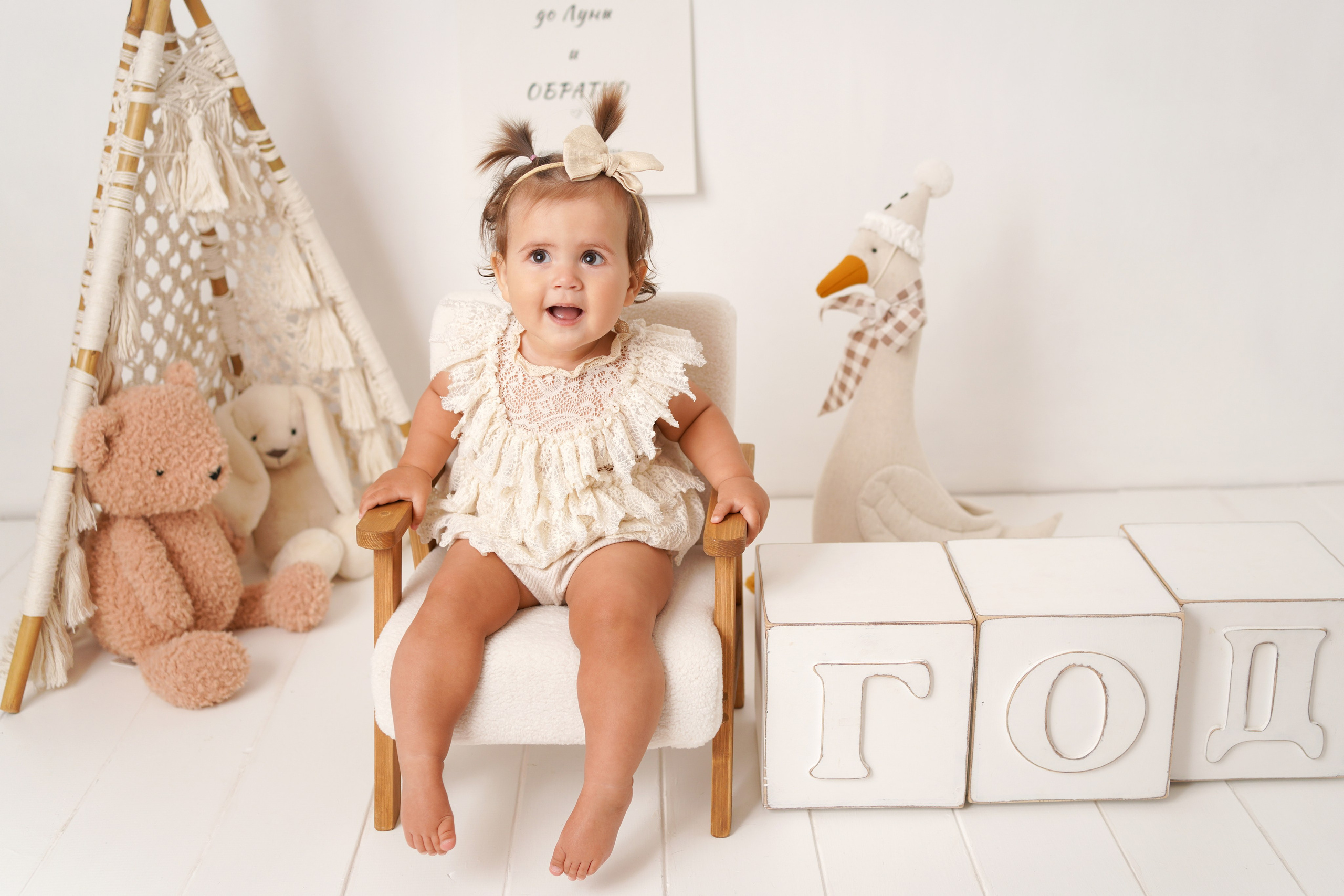 Малышка в красивом платье  сидит на огромных кубиках Год.