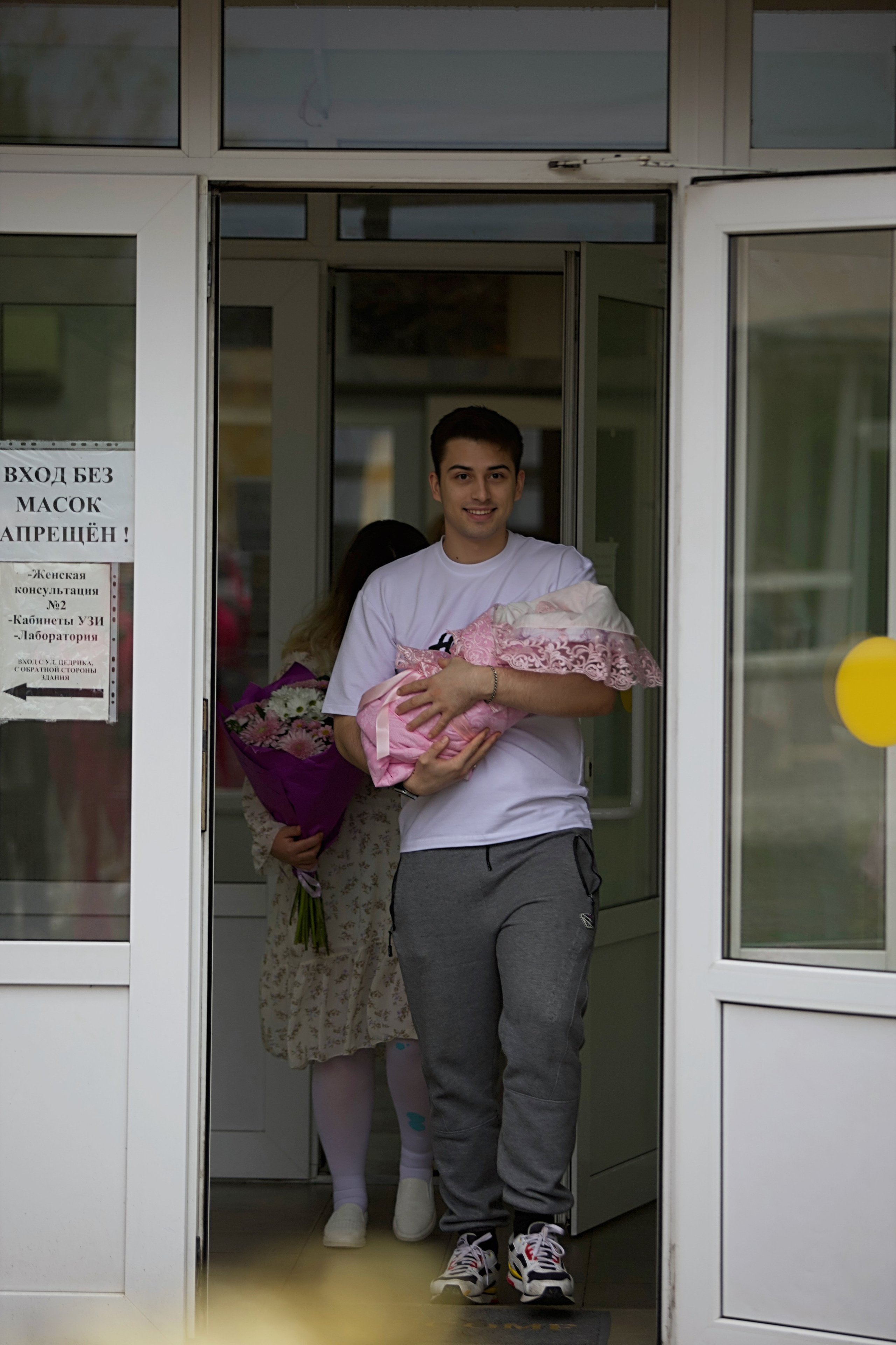 Выписка Аня и Давид. Репортажный фотограф Анапа