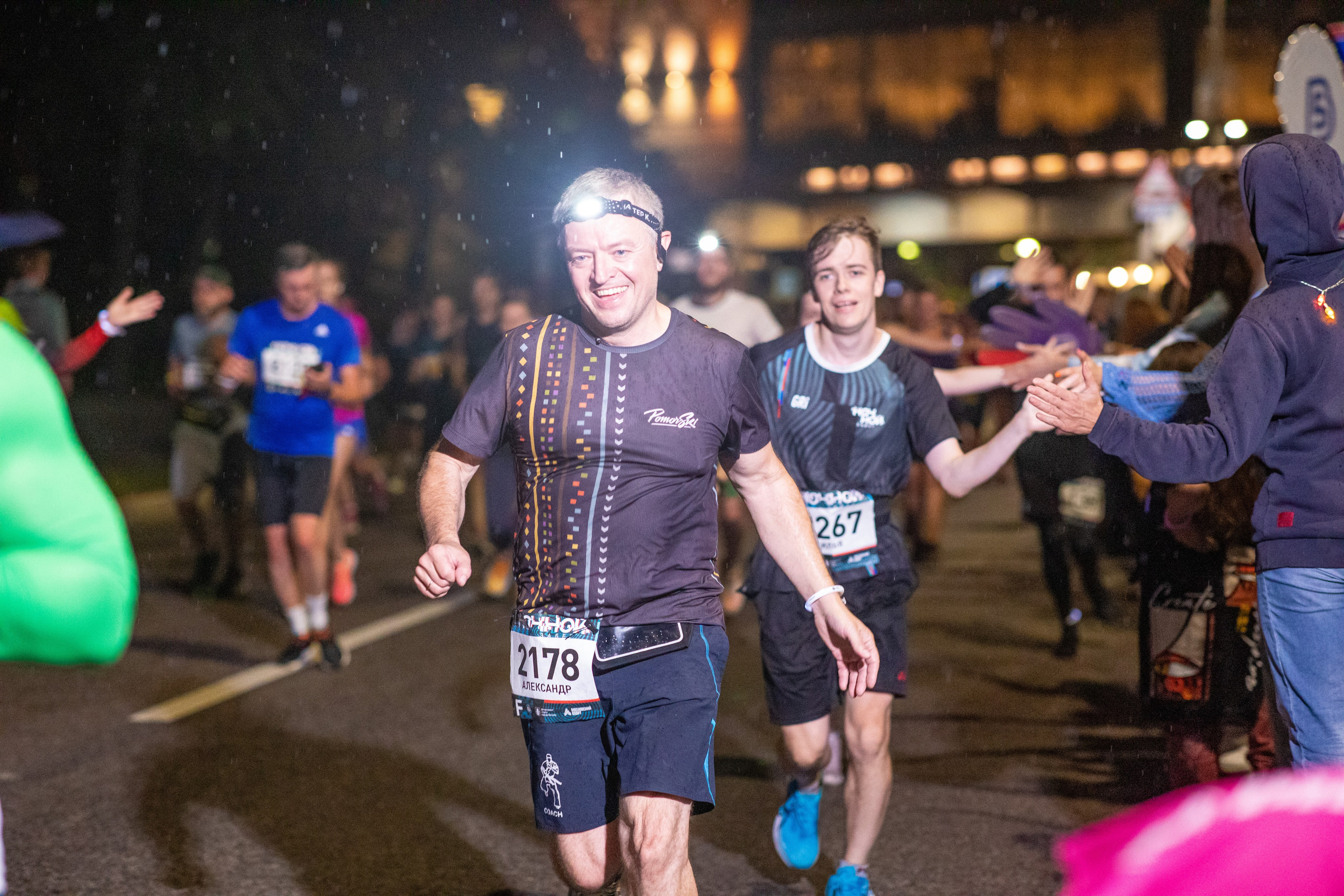 Ночной забег в ленте фотографий бегунов 03.08.24. Фотограф Сергей Ловкий