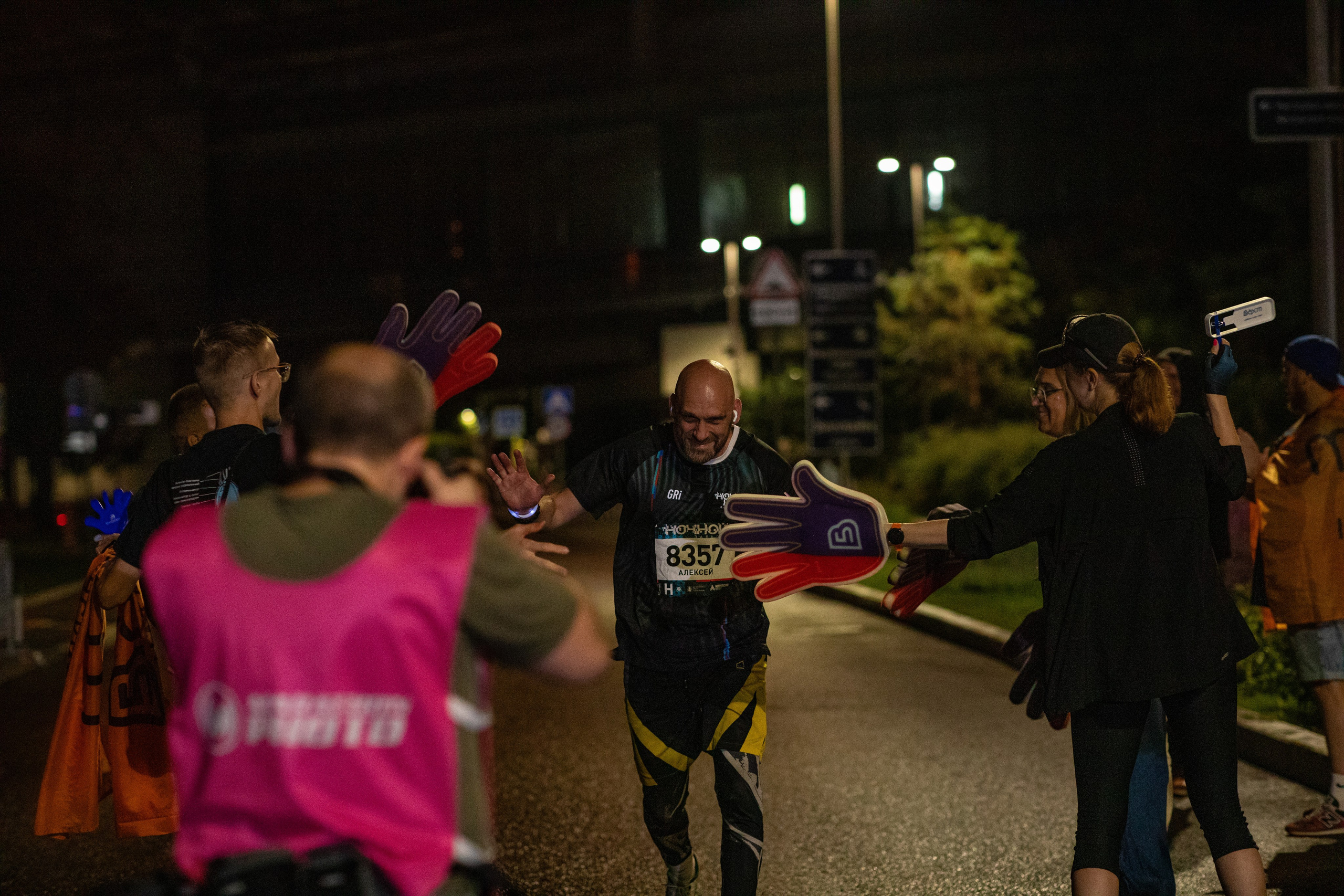 Ночной забег в ленте фотографий бегунов 03.08.24. Фотограф Сергей Ловкий
