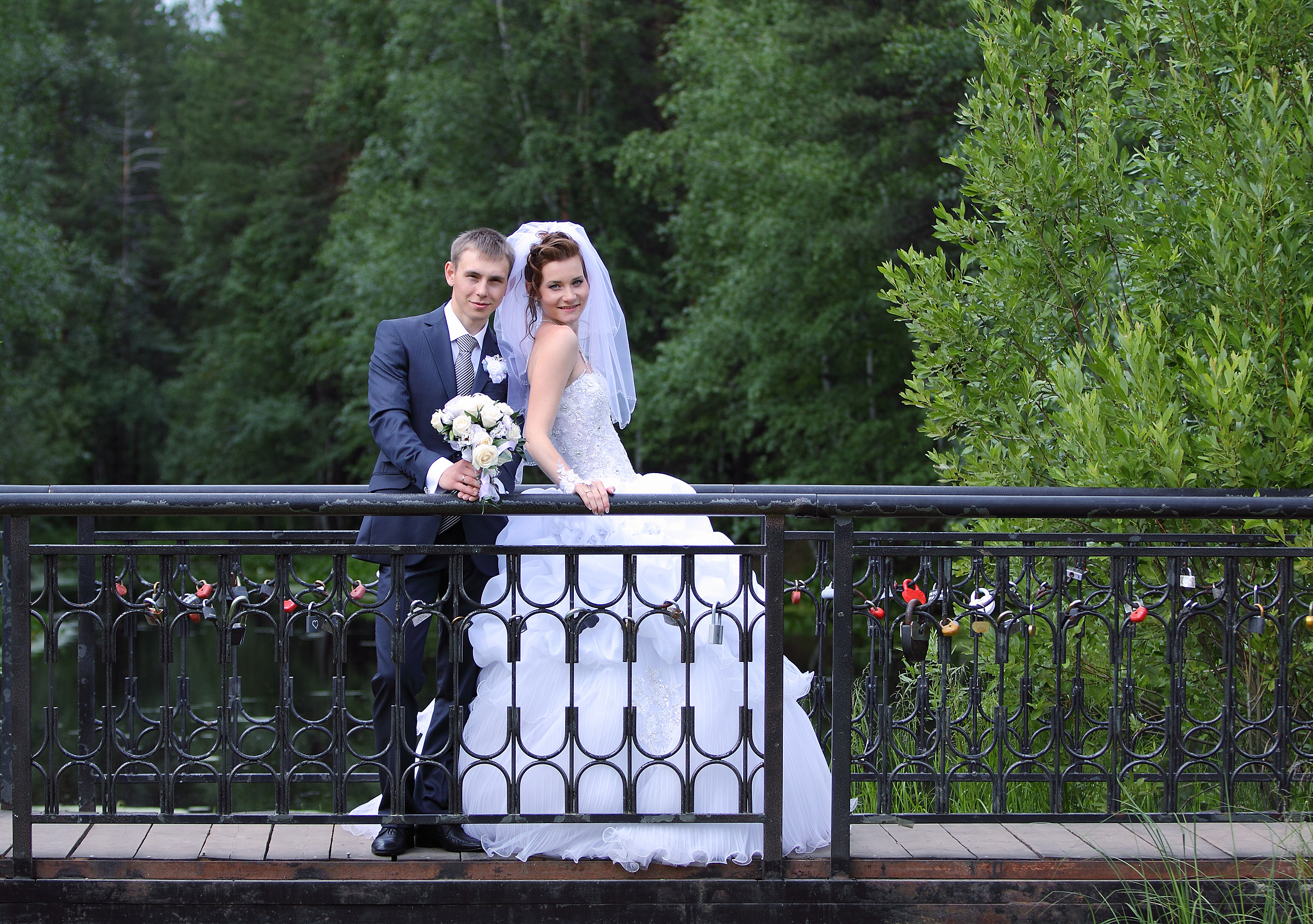 Красивое свадебное фото лучшие места в Сургуте парк нефтяников санаторий "Кедровый Лог" мостик свадебный зонт и дождик