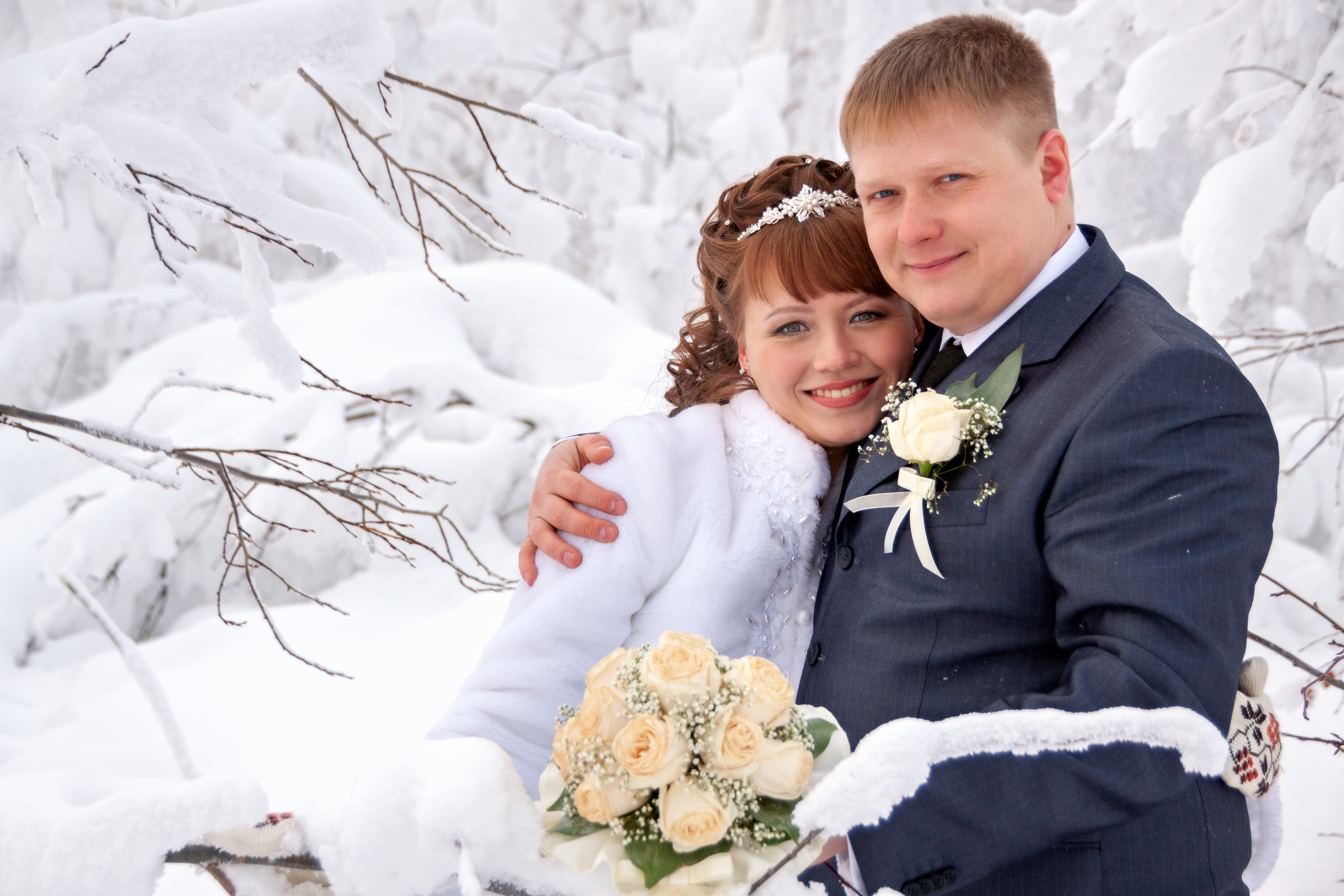 Жених и невеста обнимаются на морозе в Сургуте в минус -35