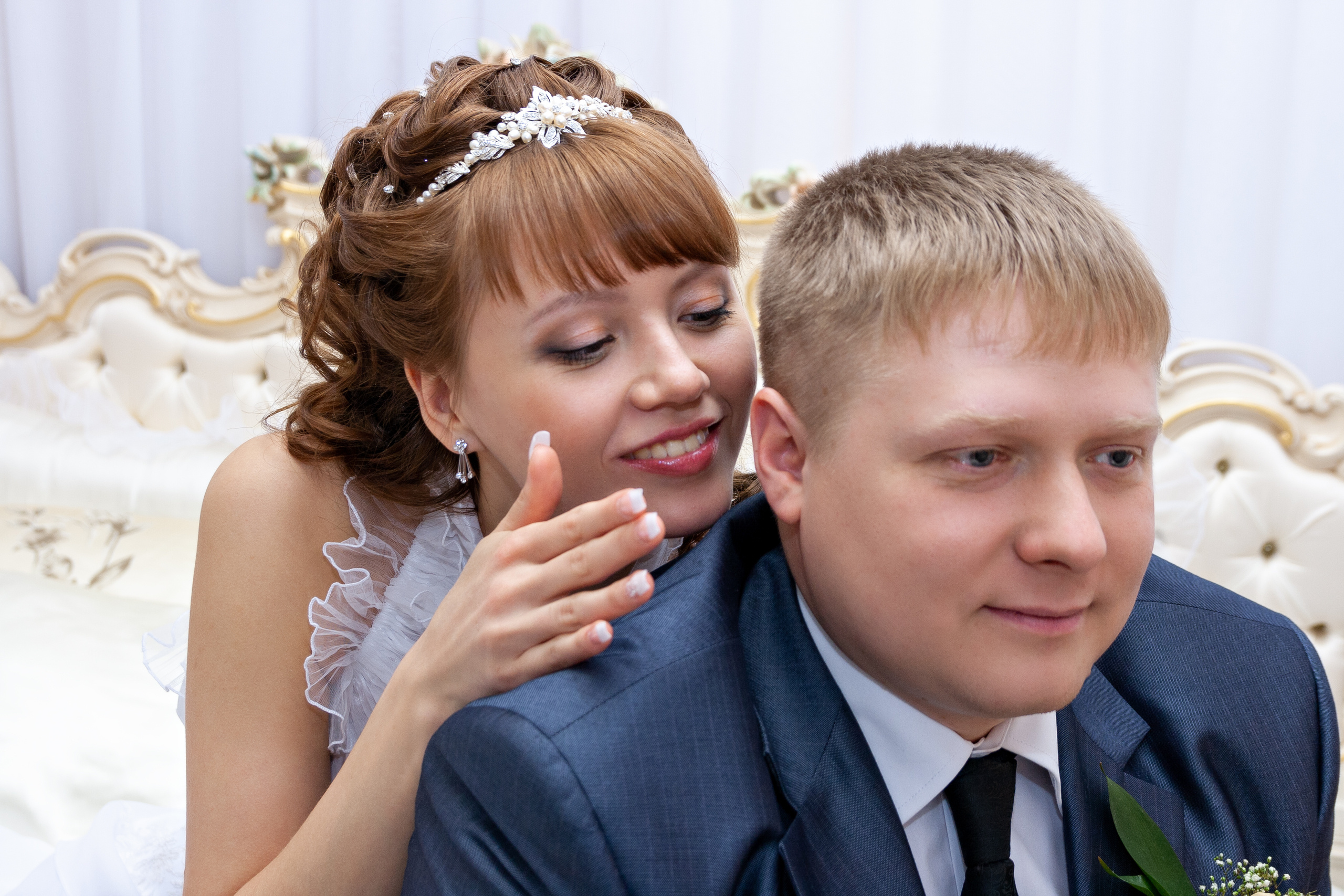 Жених с невестой в роскошном интерьере выездная регистрация Сургут