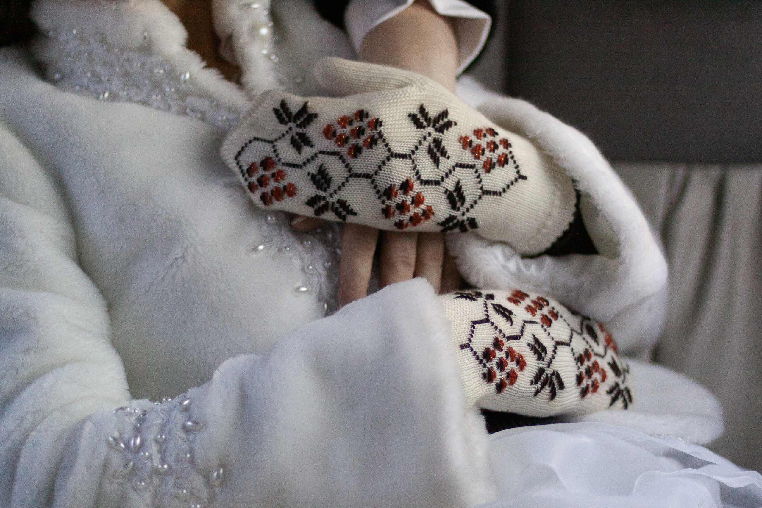 Вышитые красивые рукавички невесты