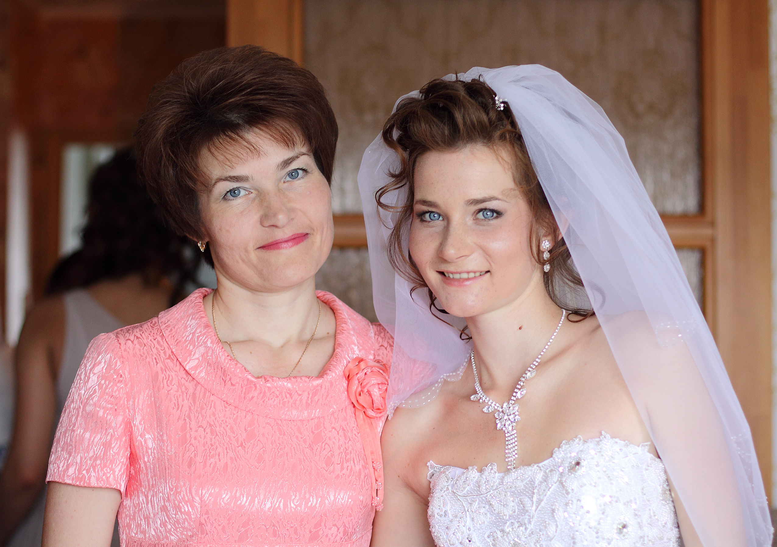 Мама невесты с дочерью перед свадьбой венчанием утро невесты