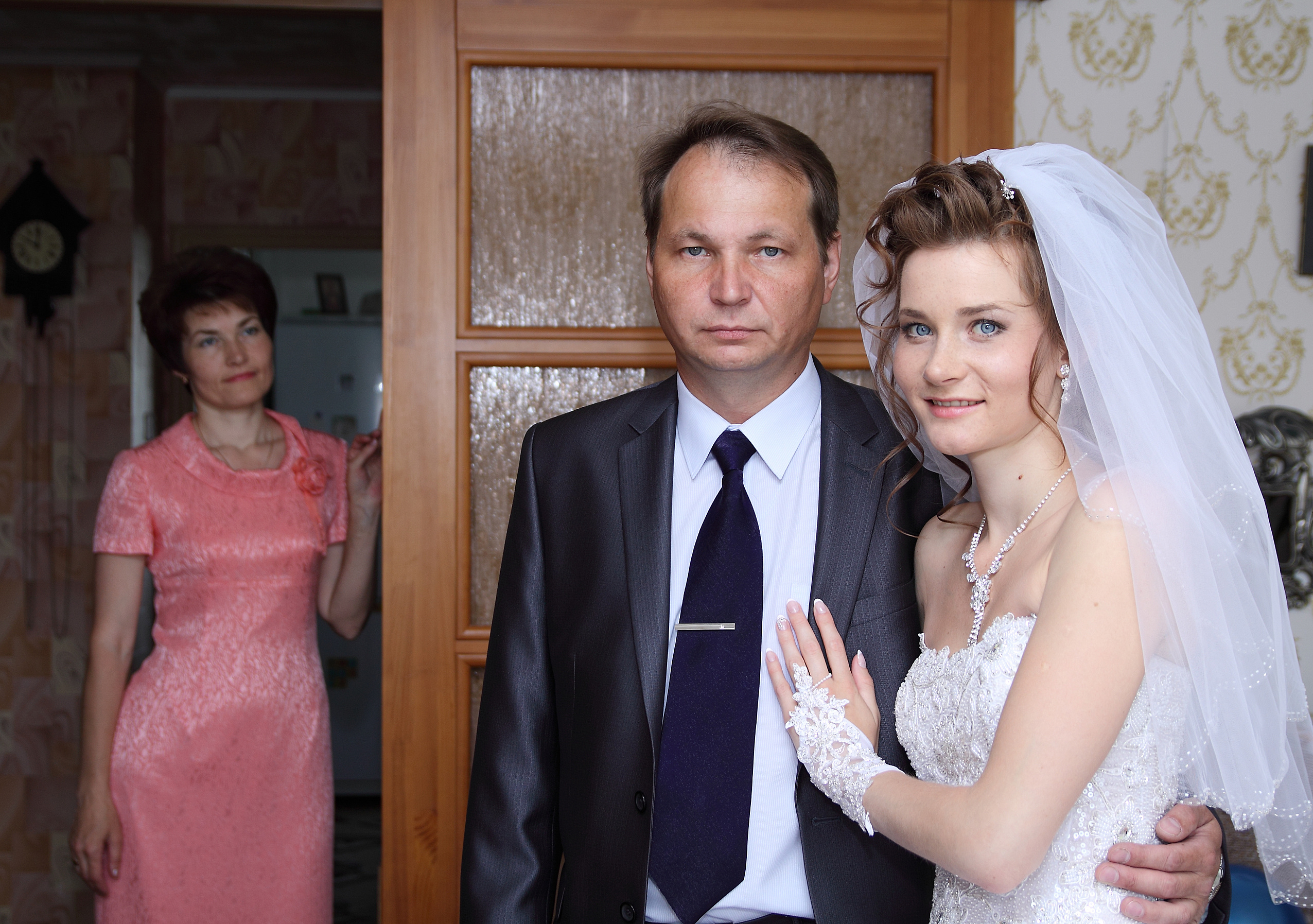 Мама и папа родители невесты собирают дочь готовят на свадьбу