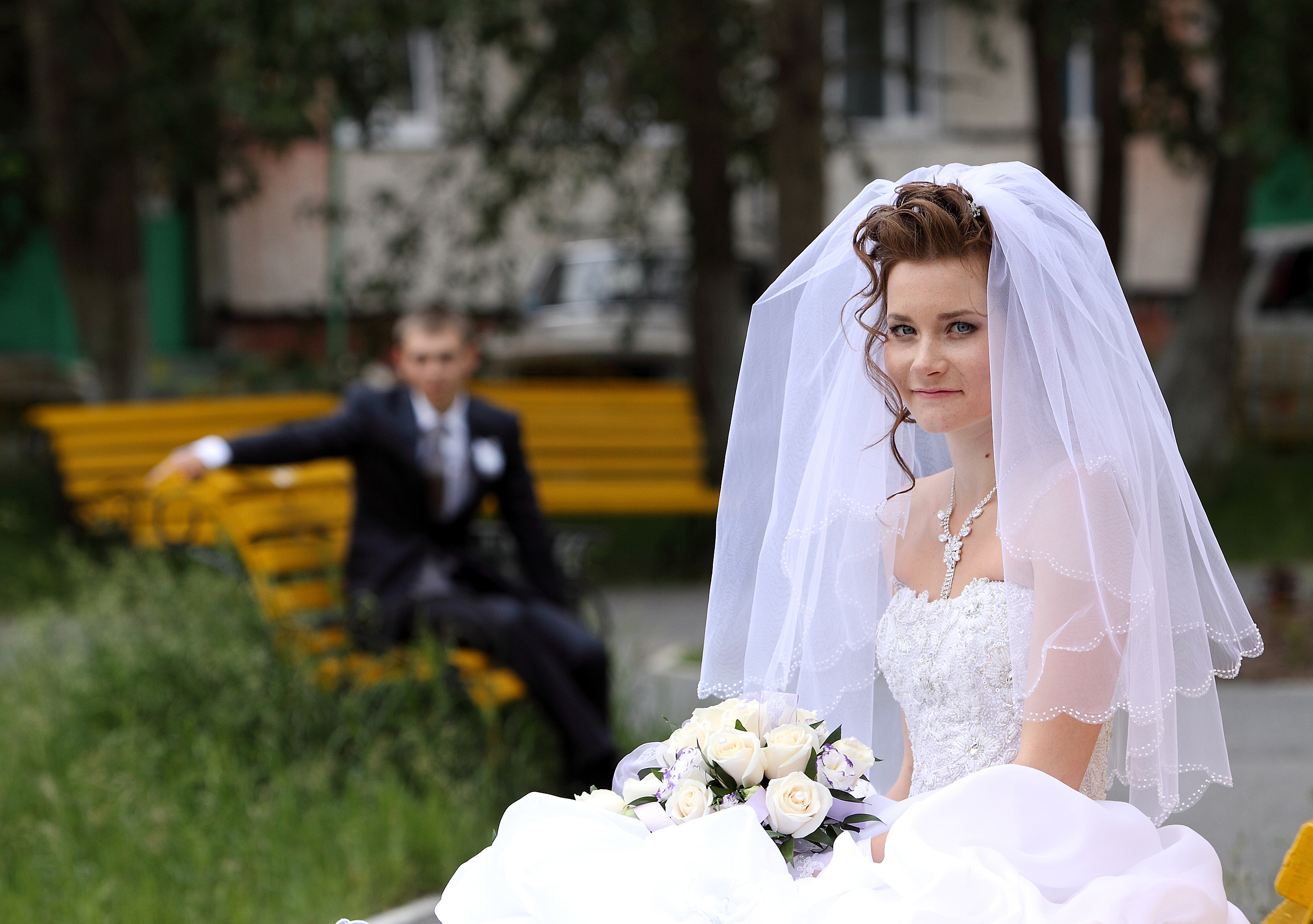 Красивое свадебное фото во дворе дома в Сургуте лучшие места