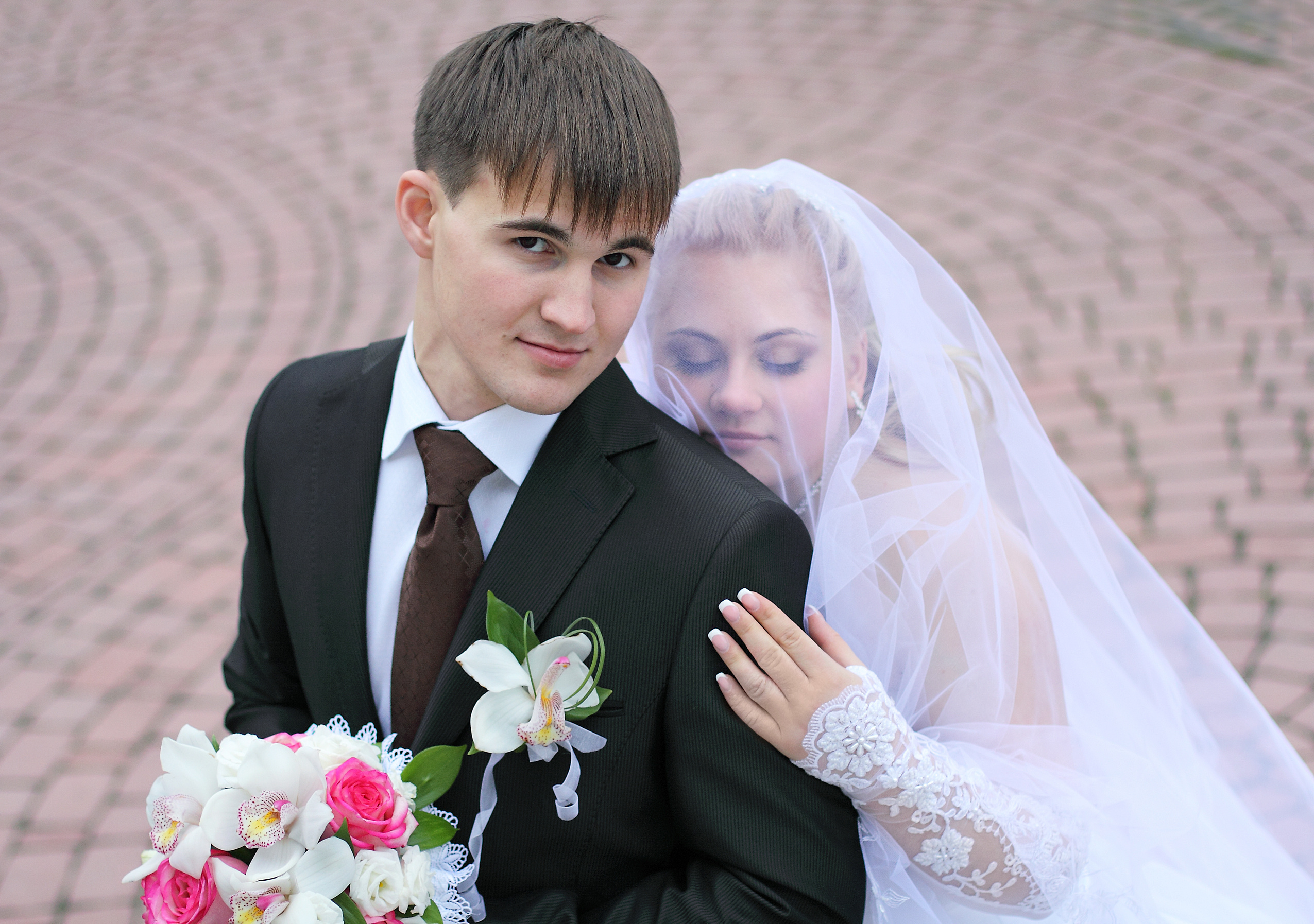 Невеста обняла жениха сзади и прислонилось щекой к его плечу красивое фото молодоженов