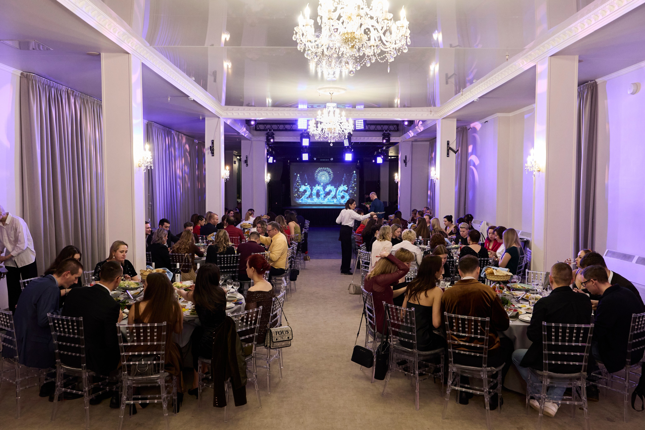 Фотография банкетного зала на корпоративном мероприятии.