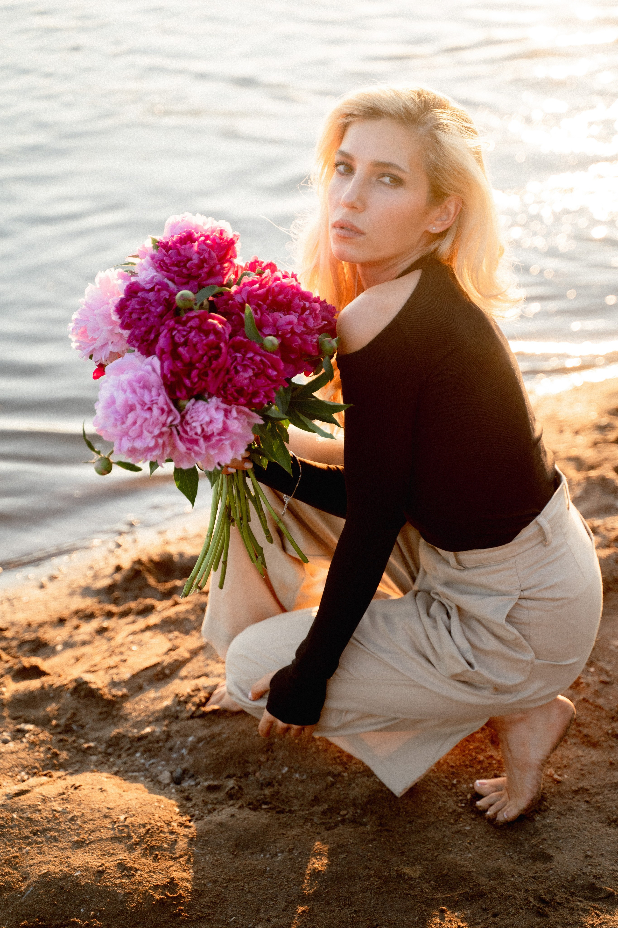 Девушки на берегу