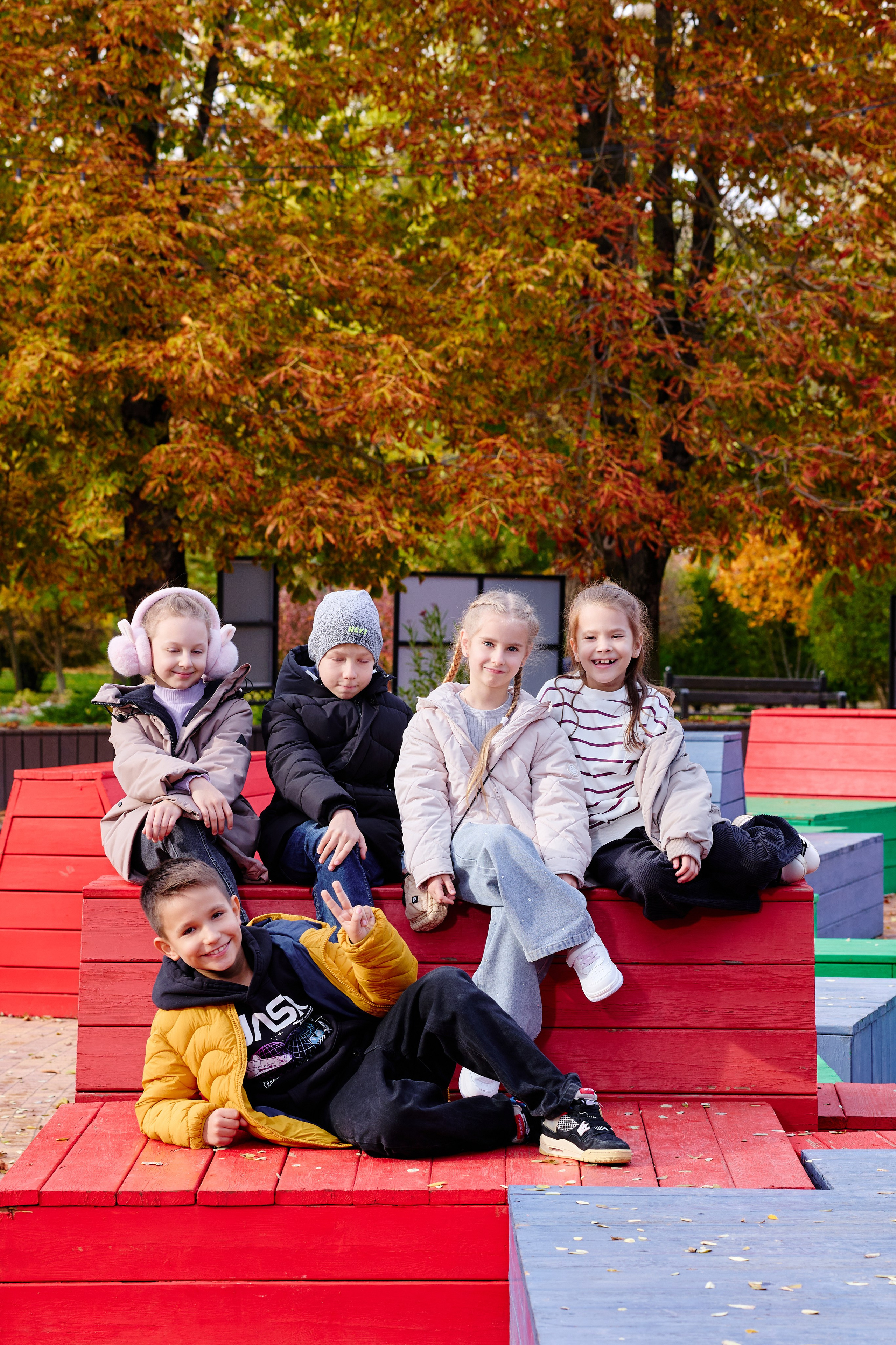 Прогулка в парке классом. Фотограф Выпускные альбомы Таганрог Сергей Коробченко