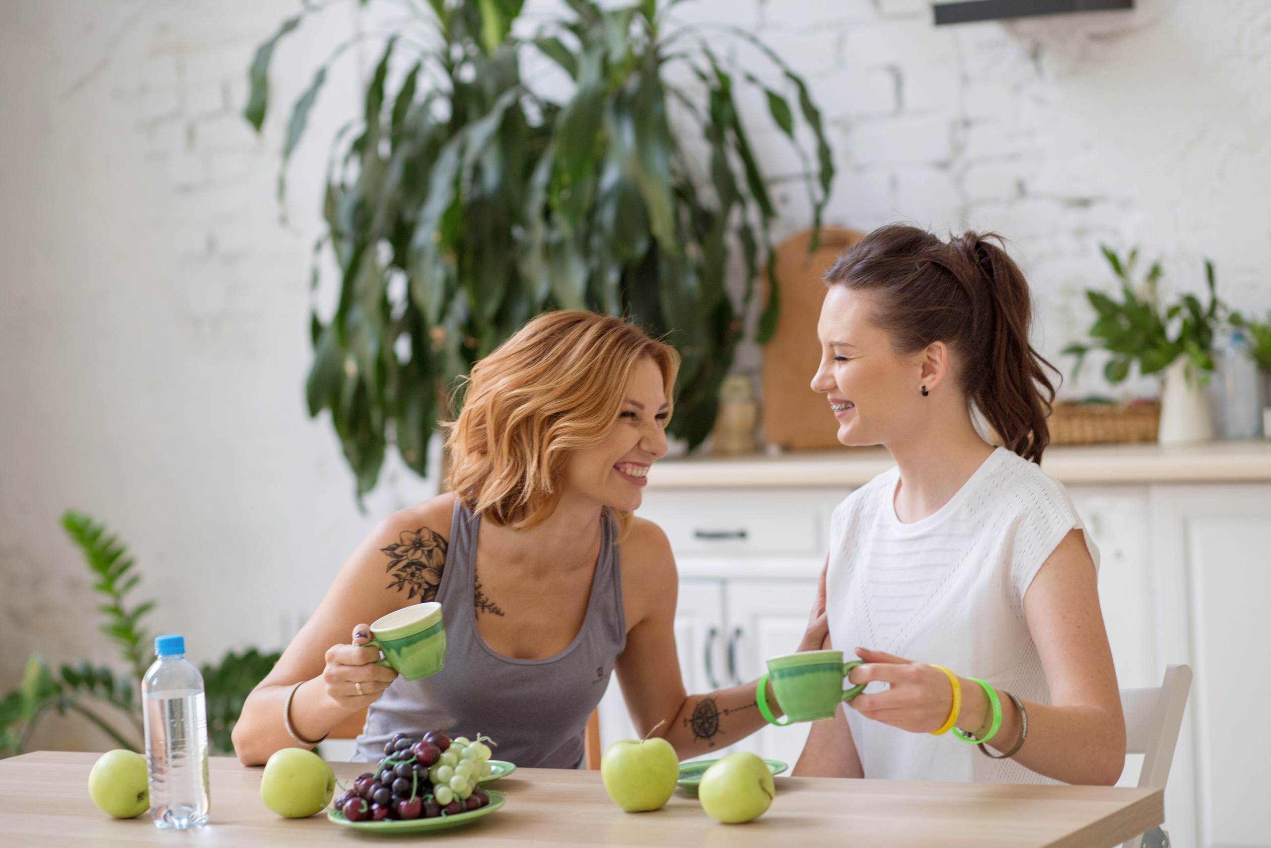 девушки едят зеленые  яблоки, правильное питание, фитнес,