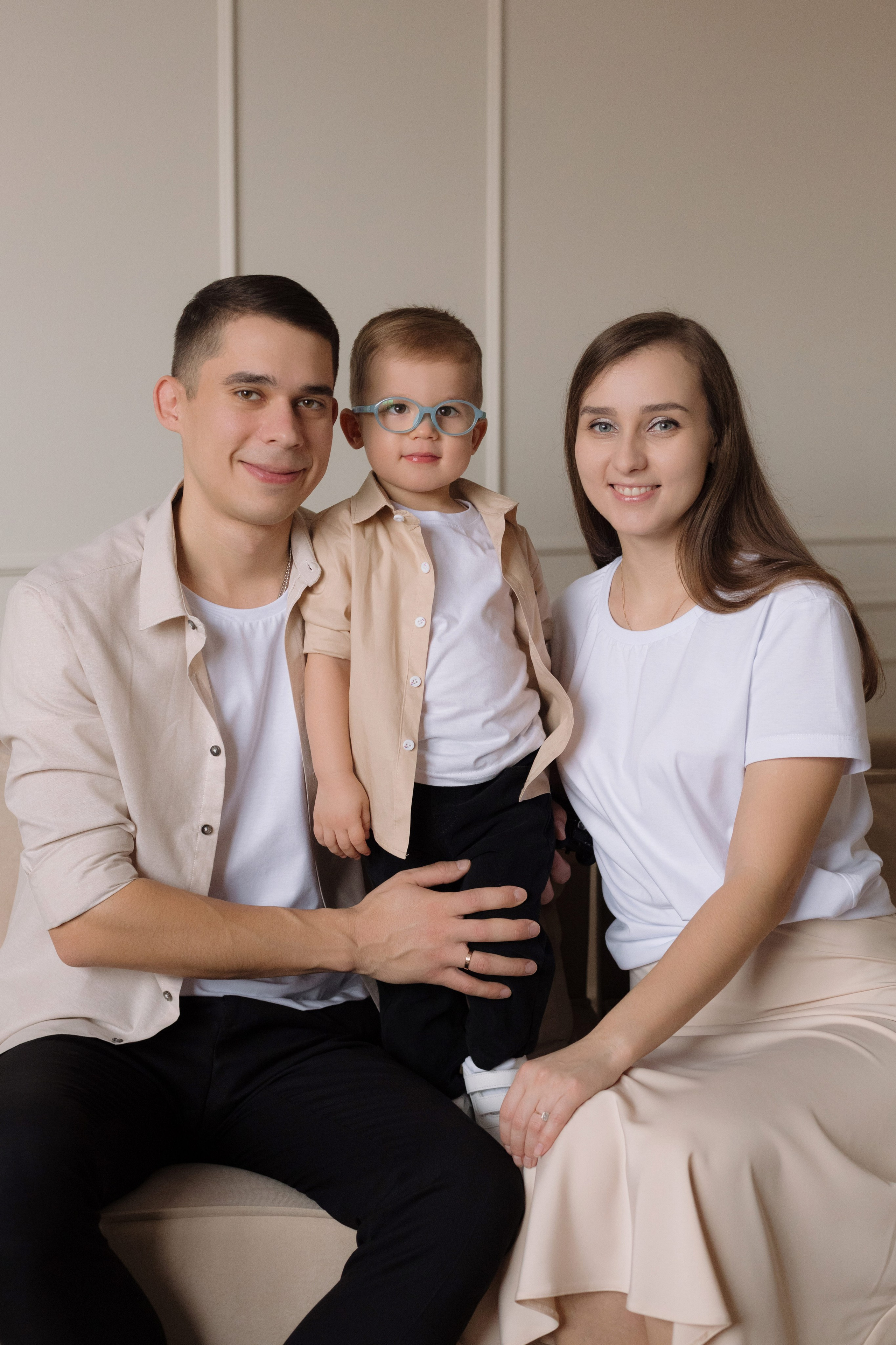 Семейный портрет в студии — фотосессия Таганрог, родители с маленьким сыном, светлый минималистичный интерьер