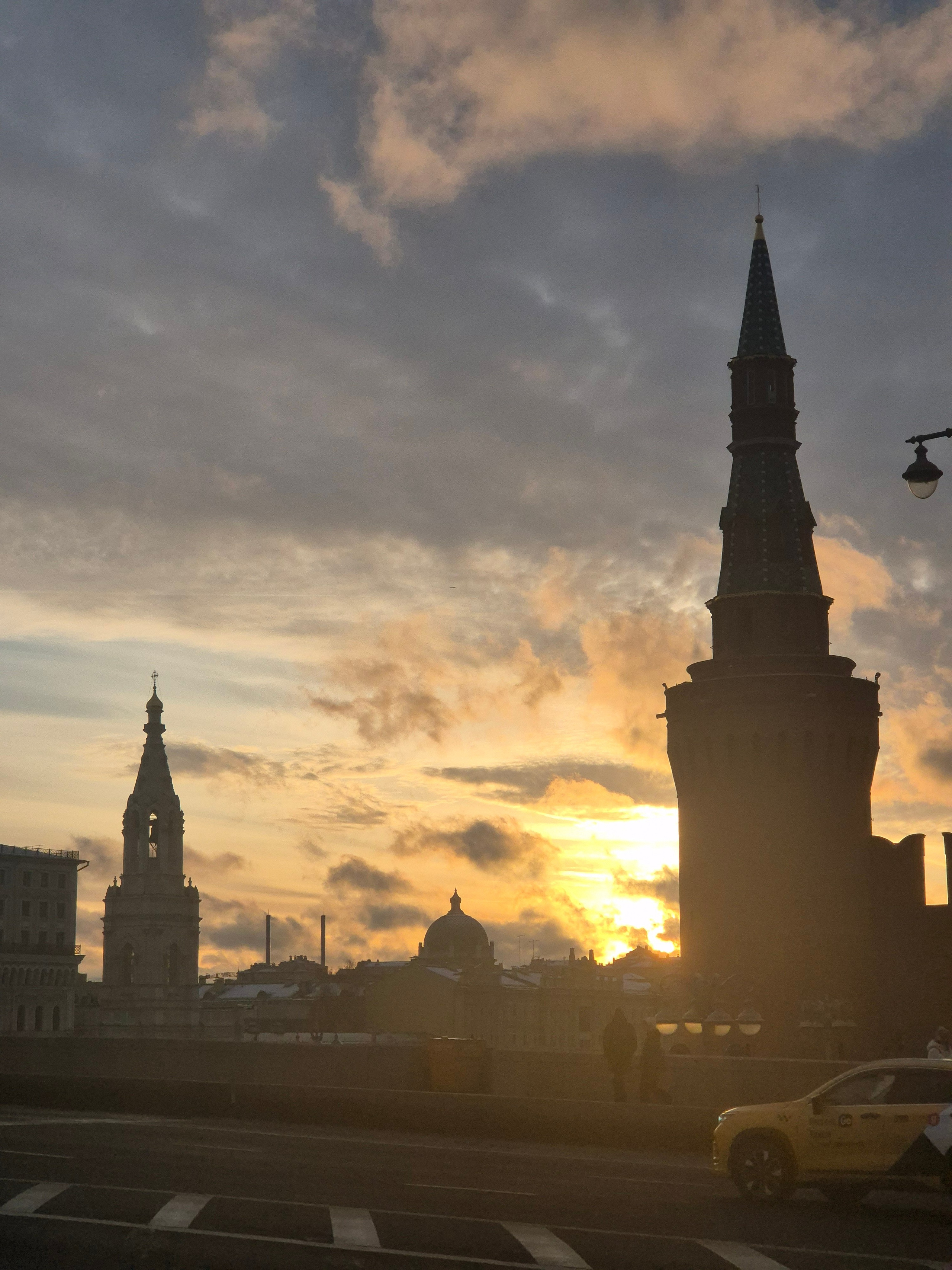 Быстро темнеет, чащу гуляем в темноте, по красиво освещенному городу