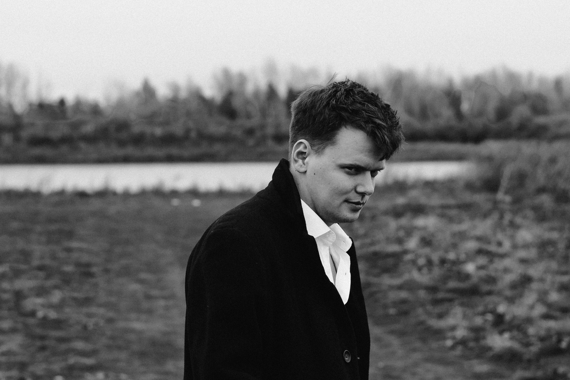 Мужская портретная фотосессия в Гагаринском парке Тюмени | Фотограф Дарья Мустафина. Портретный фотограф Тюмень Дарья Мустафина