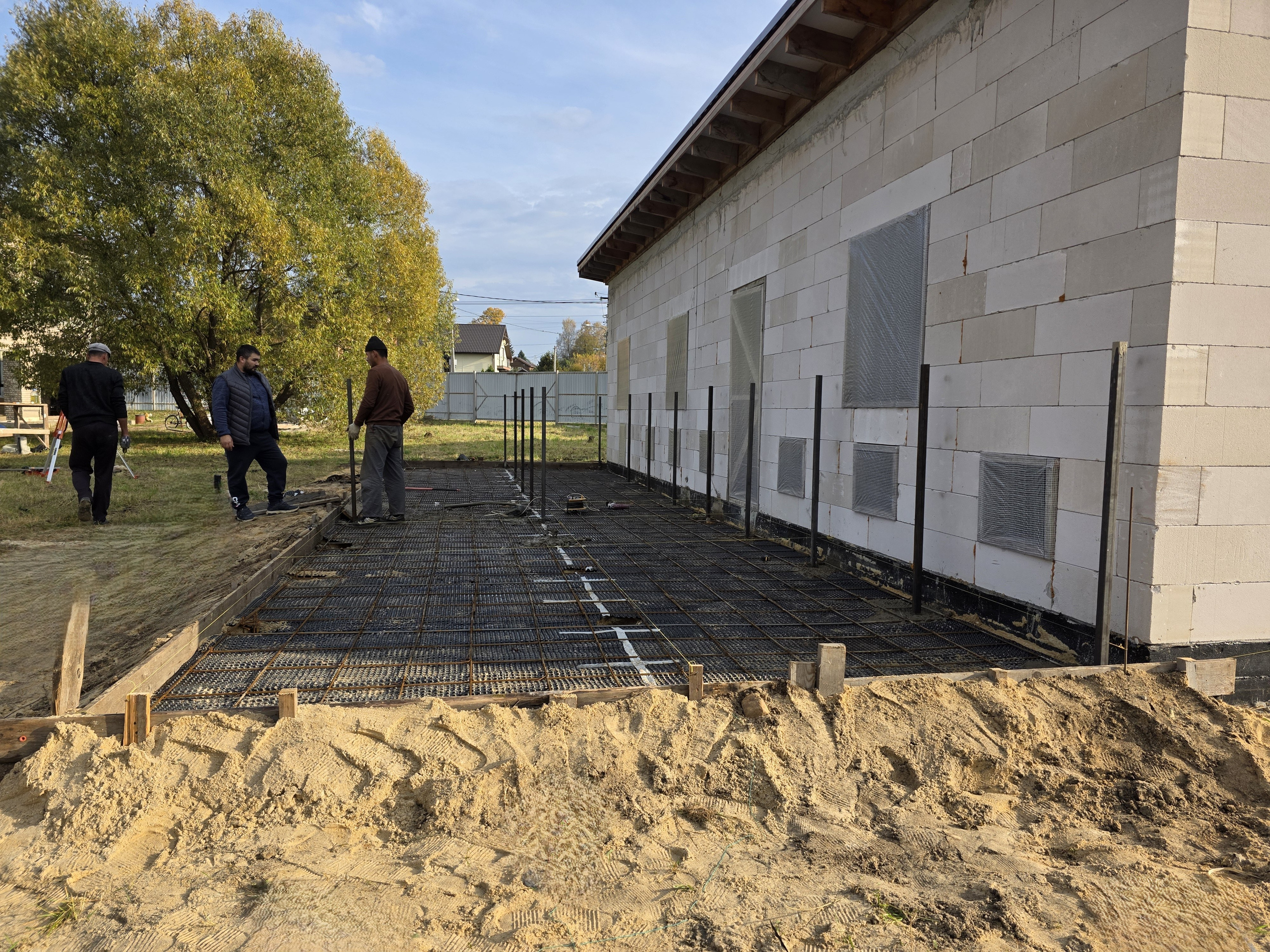 Установка стоек для ограды 