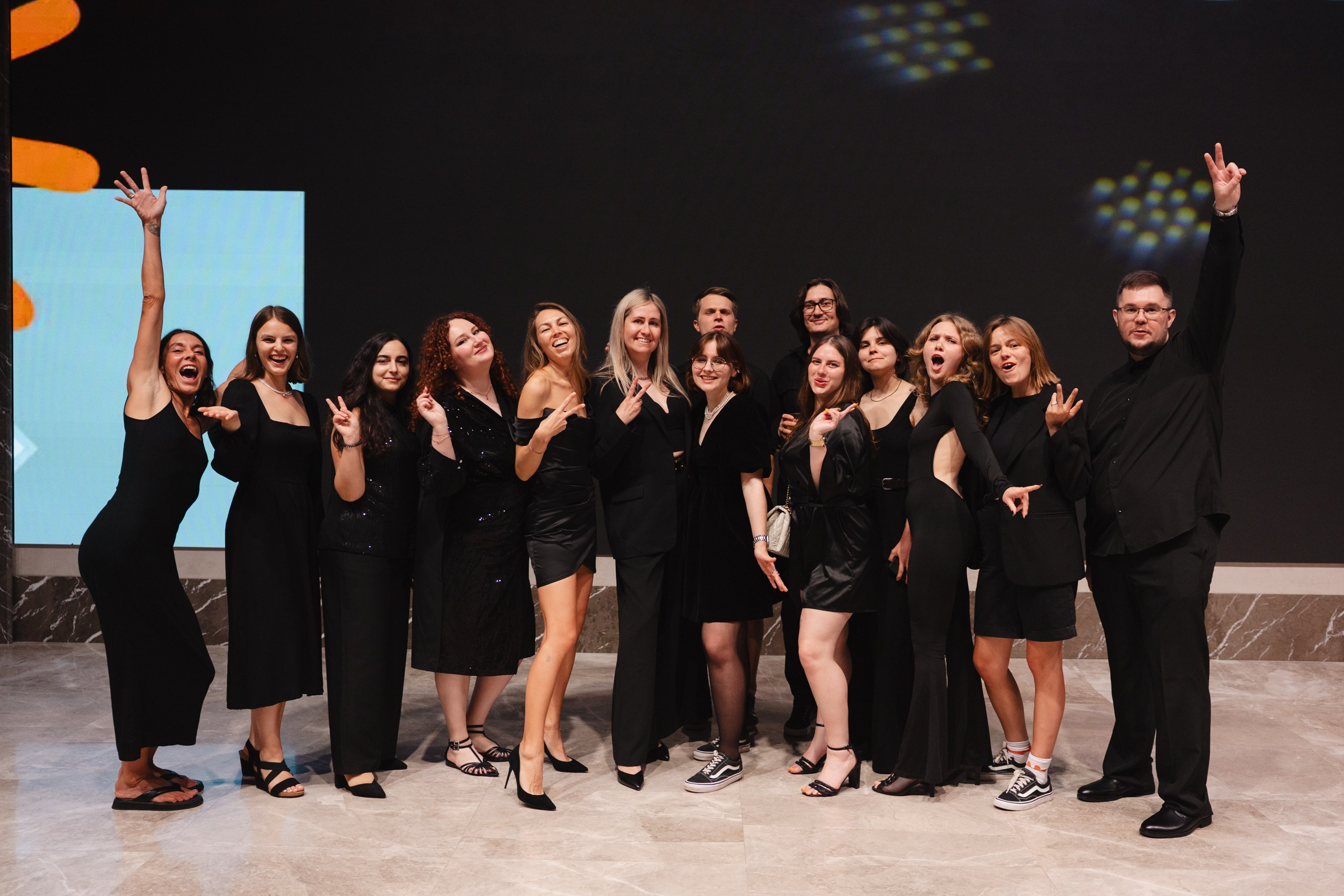 Здравствуйте! Я свадебный фотограф из Ульяновска, работаю в том числе по всей России и с выездом за границу. Снимаю свадьбы, lovestory, корпоративы, светский репортаж. Провожу обучение по фотографии, мастер-классы и воркшопы для других фотографов.