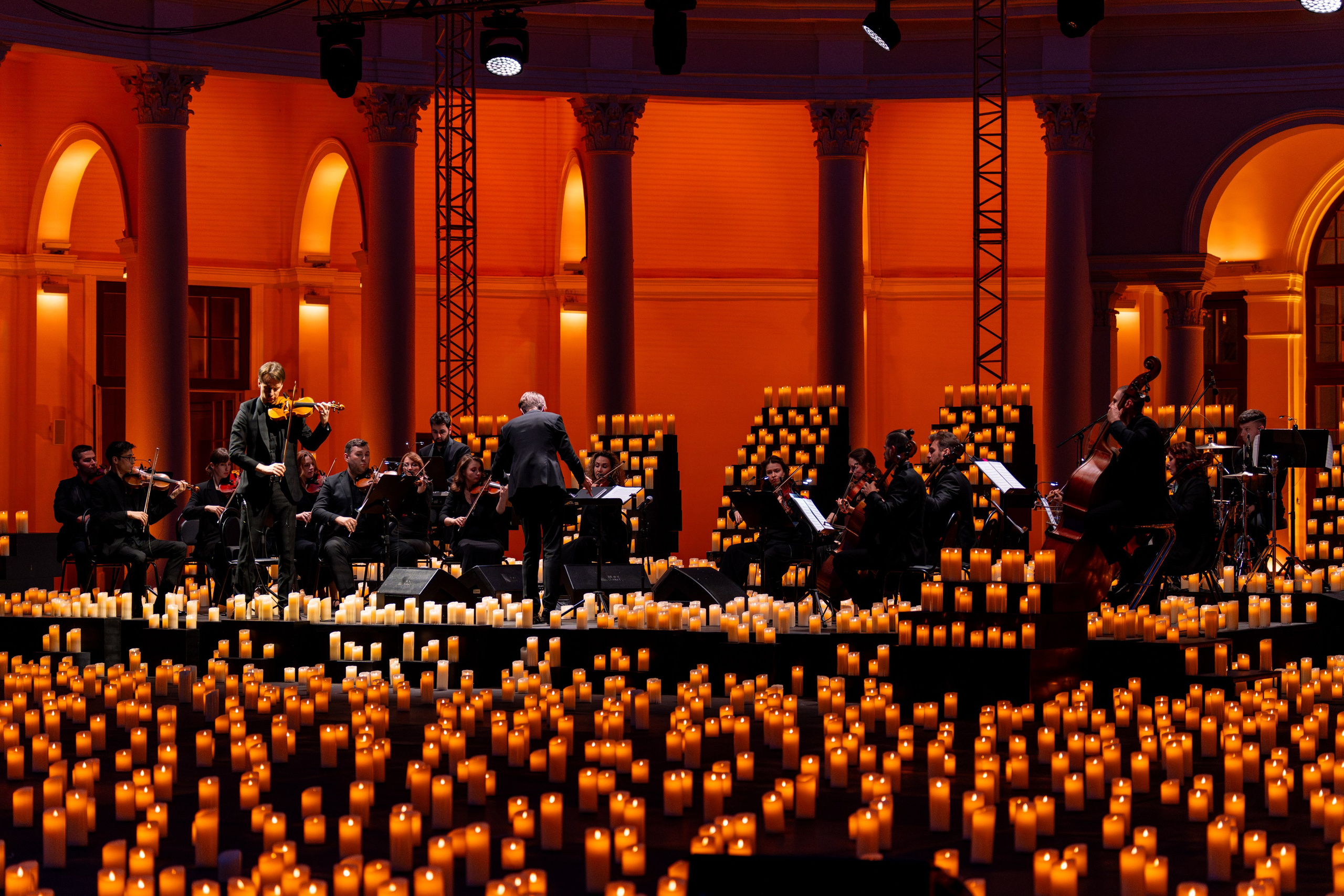 Симфонический оркестр Lumisfera при свечах. Фотограф Никита Комаров