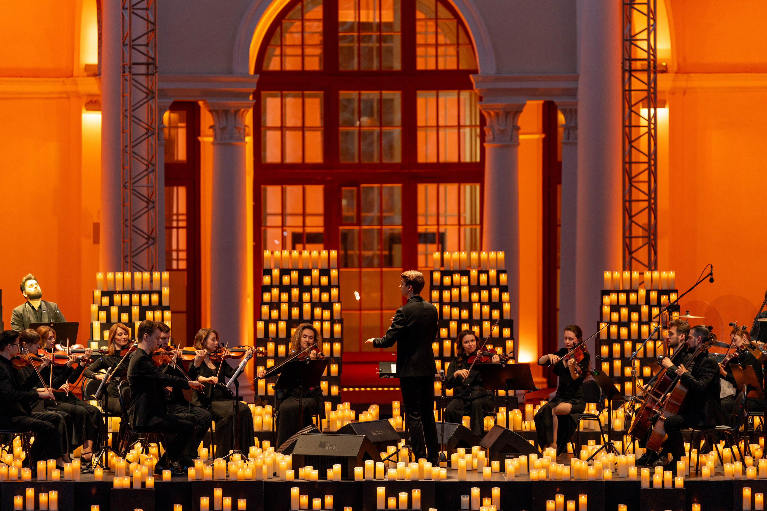 Симфонический оркестр Lumisfera при свечах. Фотограф Никита Комаров