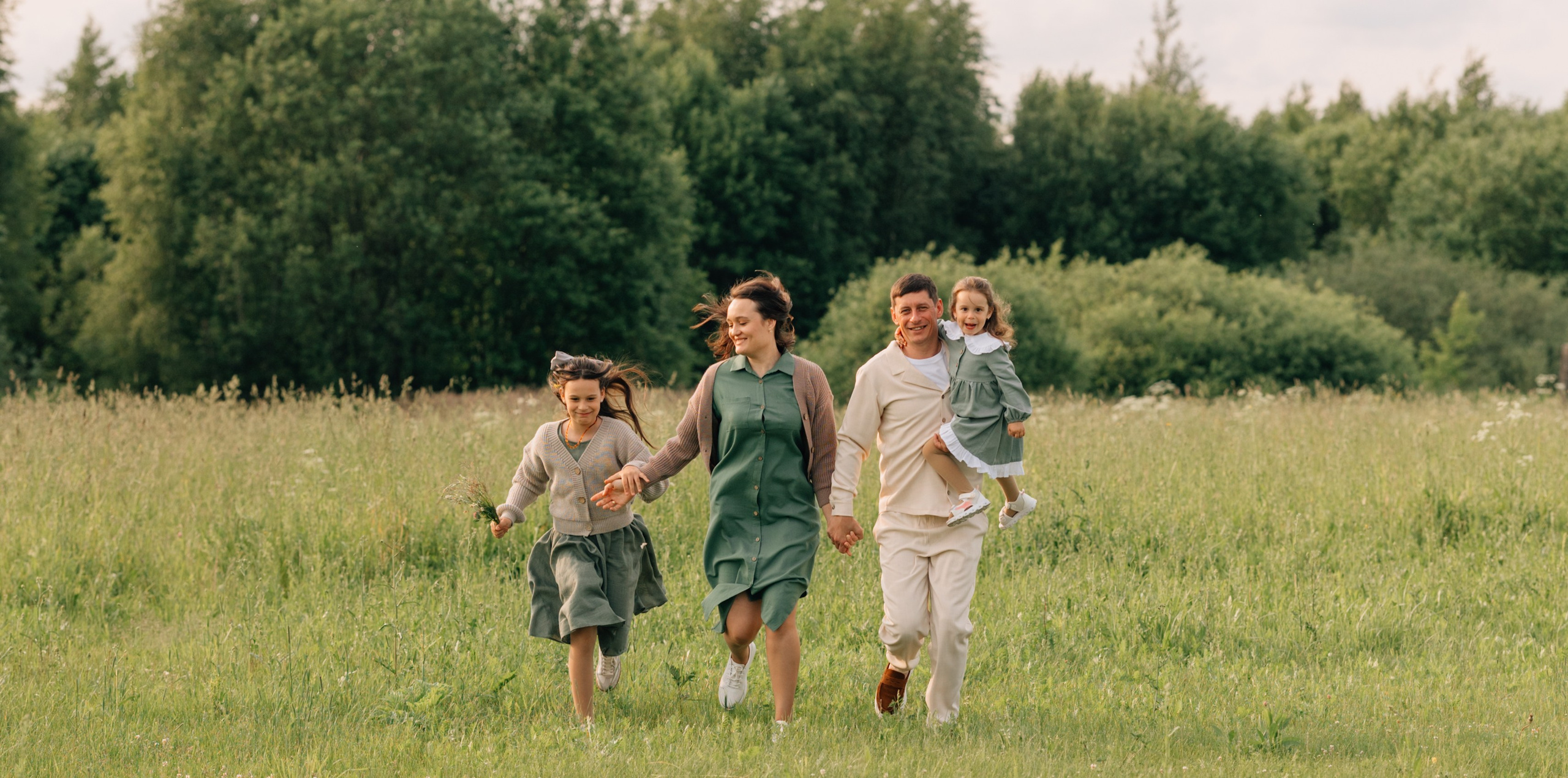 Анна, Марчелло, Настенька и Влада в поле. Фотограф Москва Светлана Кирюшина
