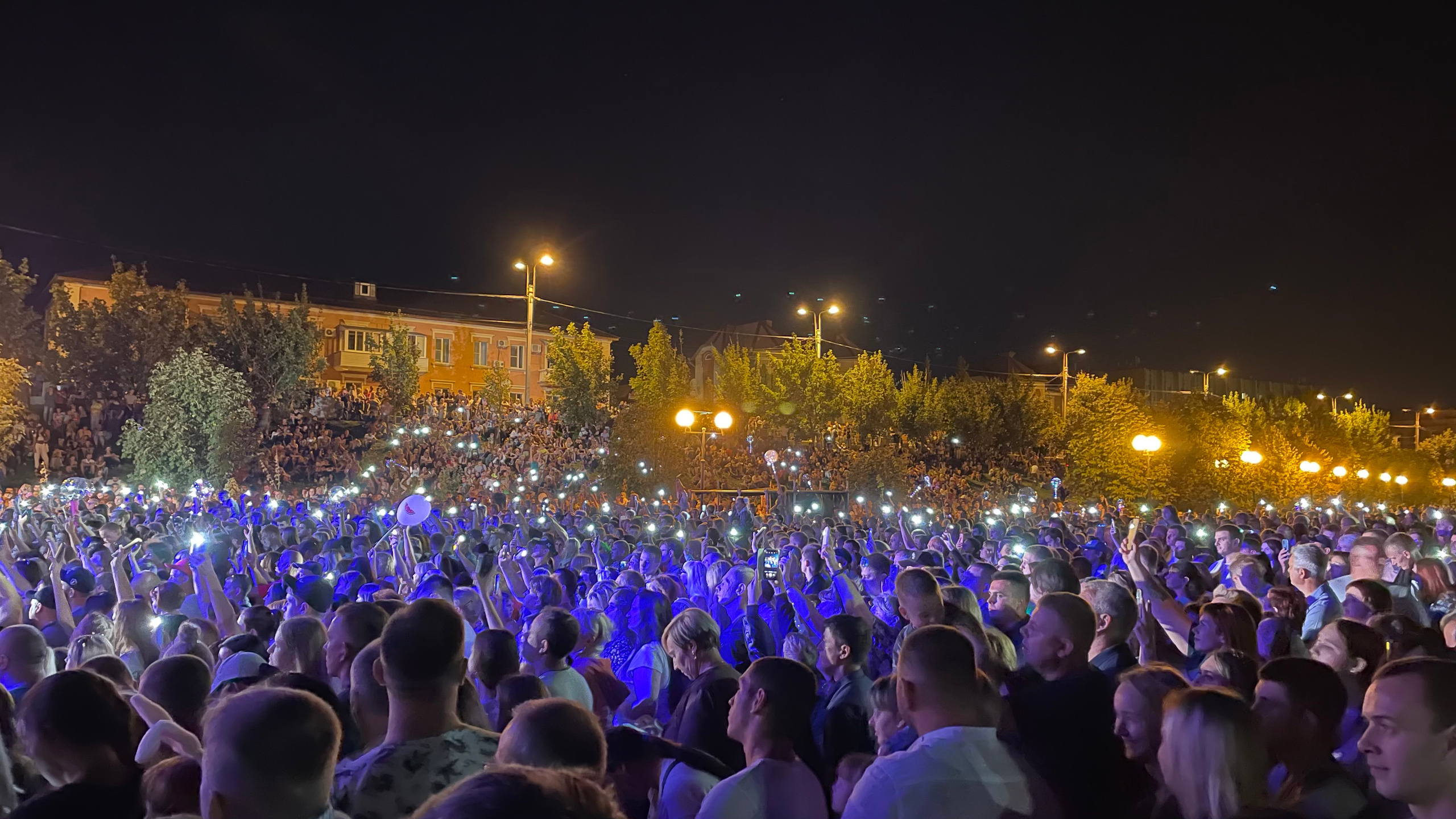 21 327 Набережная, праздник, сцена. ВИЗУАЛЬНЫЕ И ЗВУКОВЫЕ РЕШЕНИЯ ДЛЯ БИЗНЕСА И СЪЁМОК ТЕЛЕТЕЛА