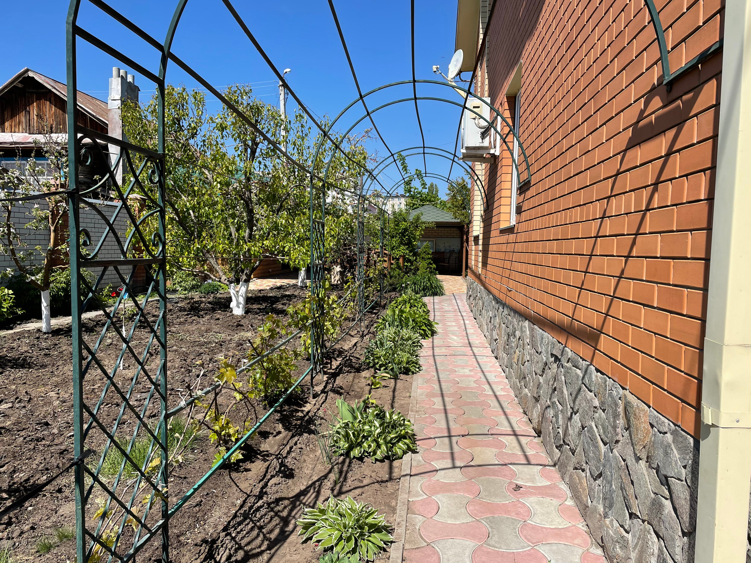 20 180 Дом из красного кирпича. ВИЗУАЛЬНЫЕ И ЗВУКОВЫЕ РЕШЕНИЯ ДЛЯ БИЗНЕСА И СЪЁМОК ТЕЛЕТЕЛА