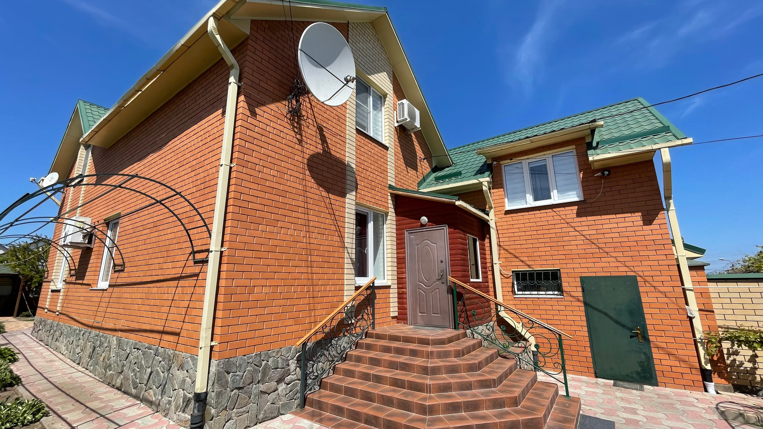 20 180 Дом из красного кирпича. ВИЗУАЛЬНЫЕ И ЗВУКОВЫЕ РЕШЕНИЯ ДЛЯ БИЗНЕСА И СЪЁМОК ТЕЛЕТЕЛА