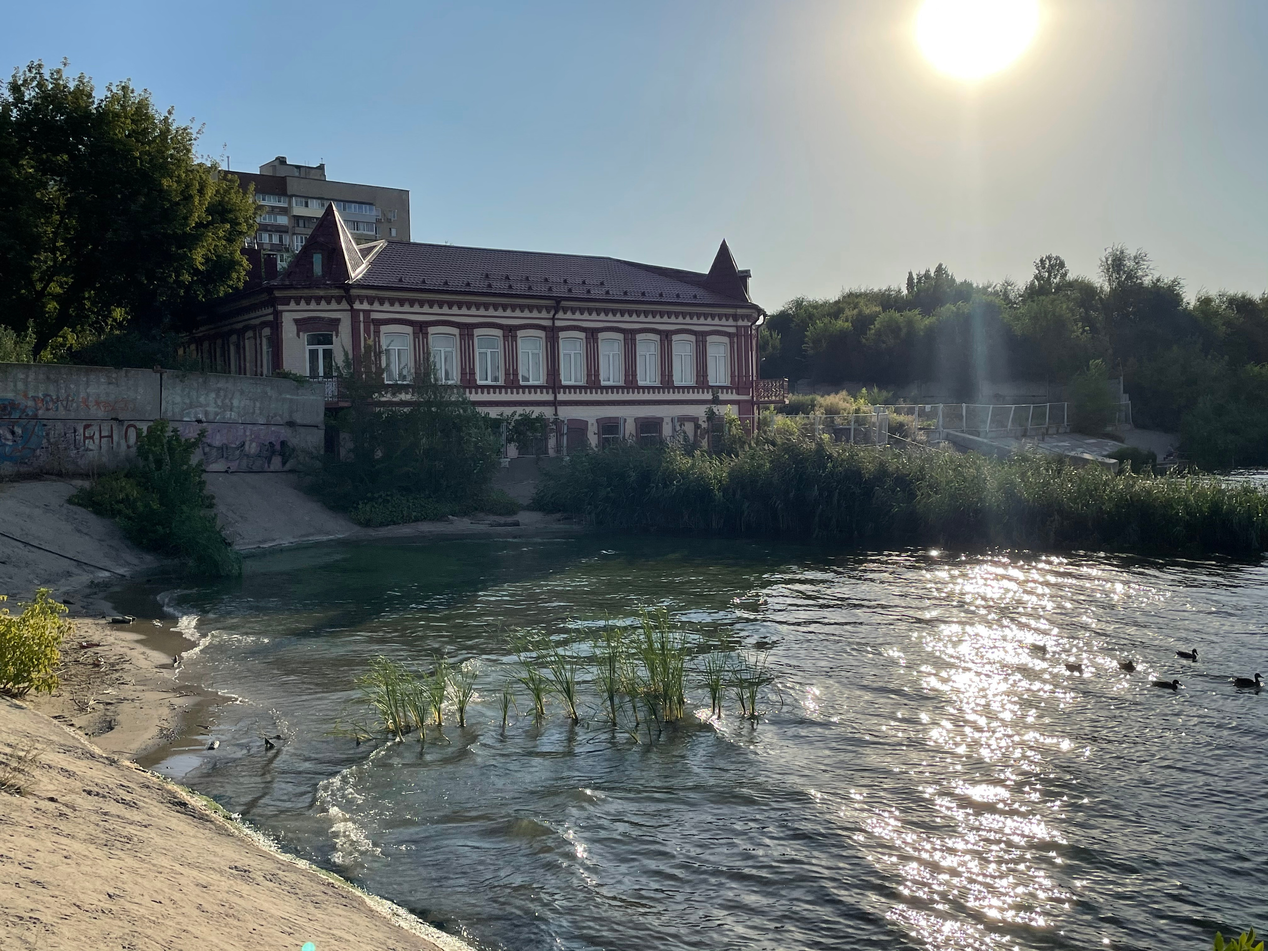 20 013 Здание красный и желтый кирпич. ВИЗУАЛЬНЫЕ И ЗВУКОВЫЕ РЕШЕНИЯ ДЛЯ БИЗНЕСА И СЪЁМОК ТЕЛЕТЕЛА