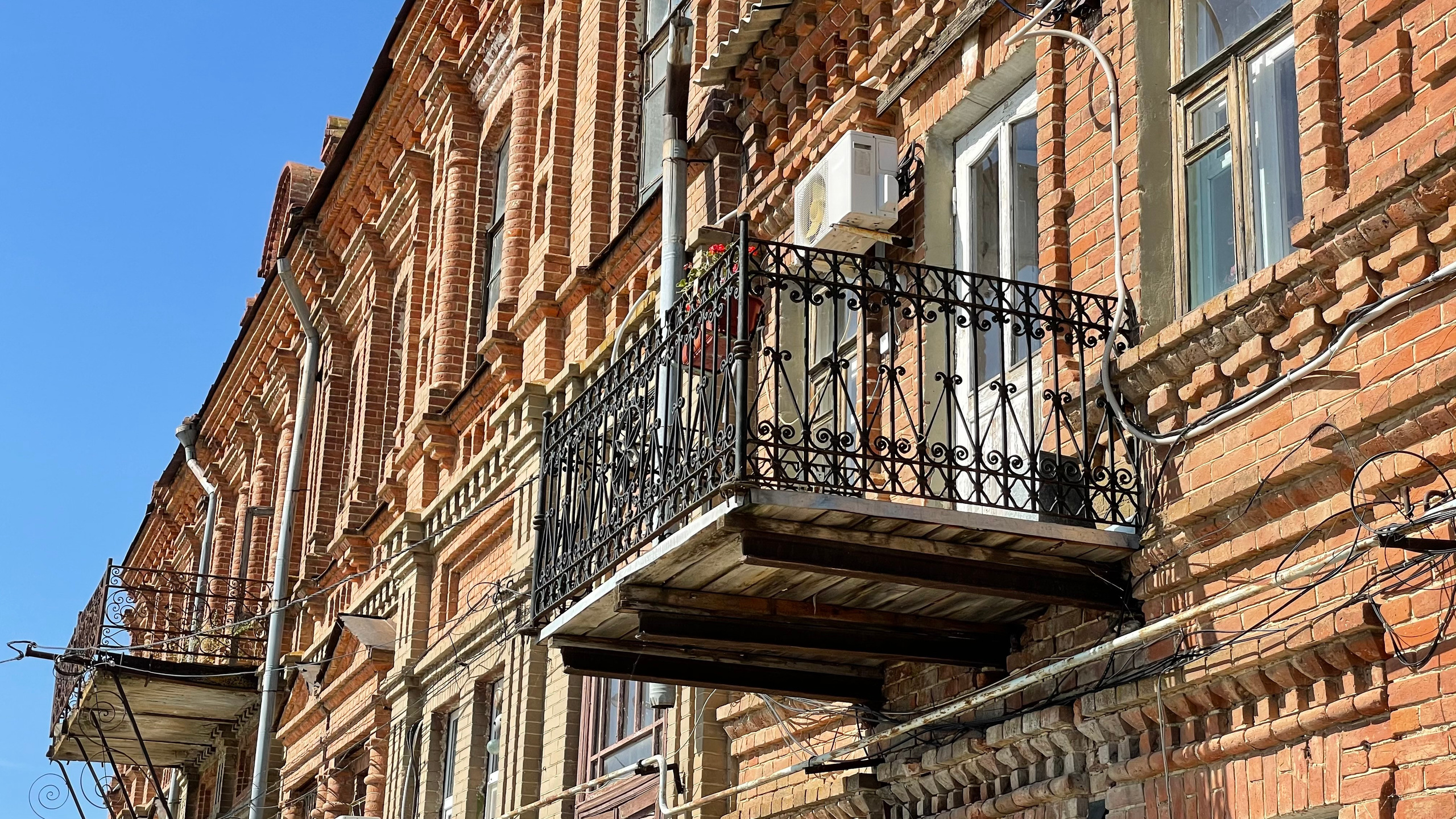 20 026 Здание из красного кирпича. ВИЗУАЛЬНЫЕ И ЗВУКОВЫЕ РЕШЕНИЯ ДЛЯ БИЗНЕСА И СЪЁМОК ТЕЛЕТЕЛА