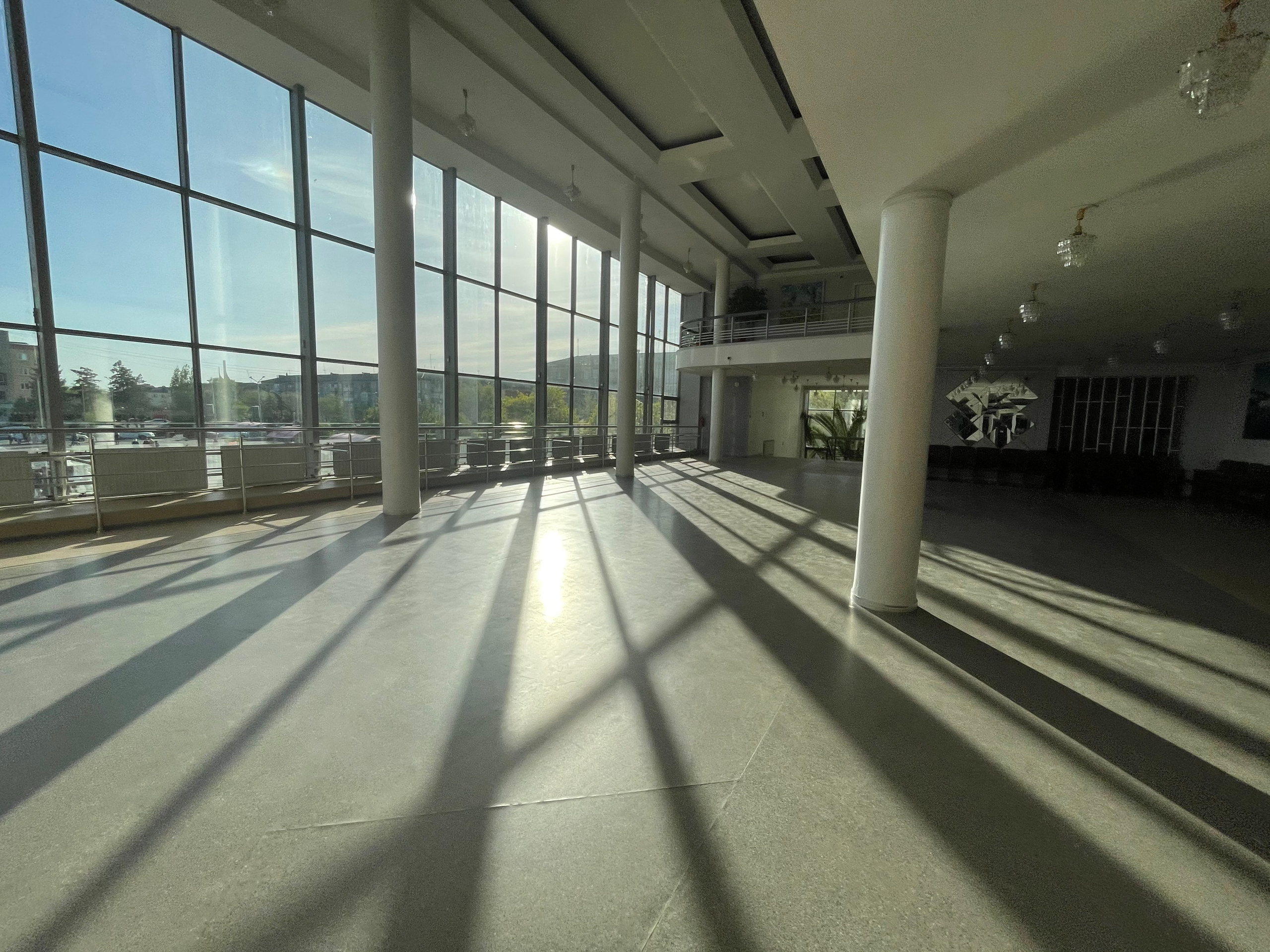 40 051 Зал с колоннами. ВИЗУАЛЬНЫЕ И ЗВУКОВЫЕ РЕШЕНИЯ ДЛЯ БИЗНЕСА И СЪЁМОК ТЕЛЕТЕЛА