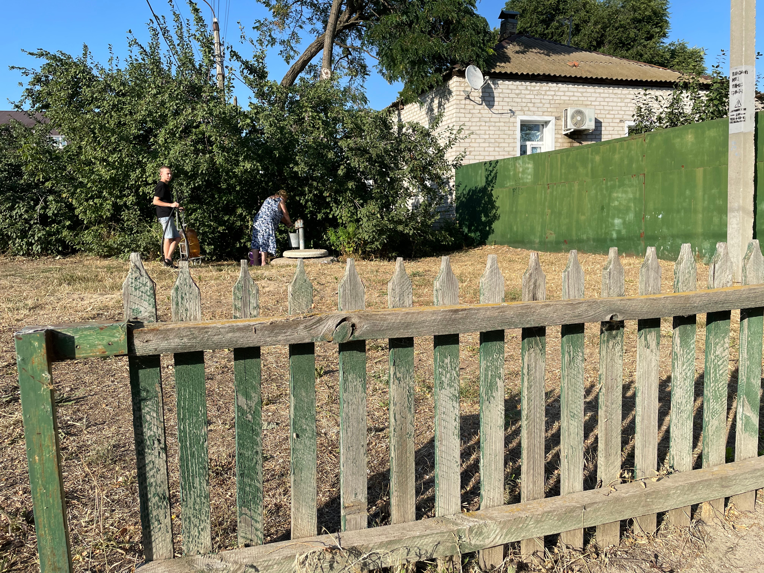 200 019 Деревянный забор, колонка. ВИЗУАЛЬНЫЕ И ЗВУКОВЫЕ РЕШЕНИЯ ДЛЯ БИЗНЕСА И СЪЁМОК ТЕЛЕТЕЛА