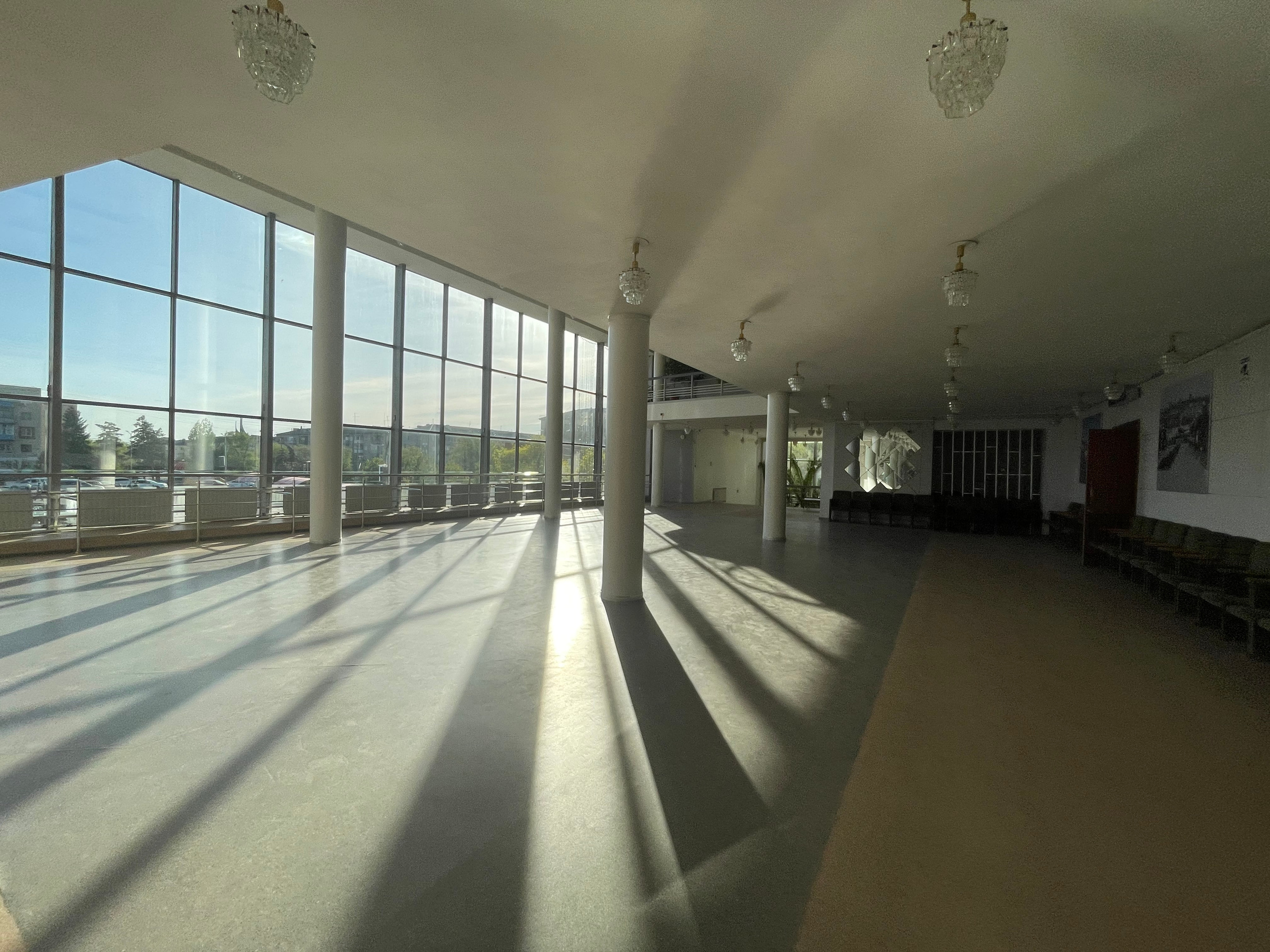 40 051 Зал с колоннами. ВИЗУАЛЬНЫЕ И ЗВУКОВЫЕ РЕШЕНИЯ ДЛЯ БИЗНЕСА И СЪЁМОК ТЕЛЕТЕЛА