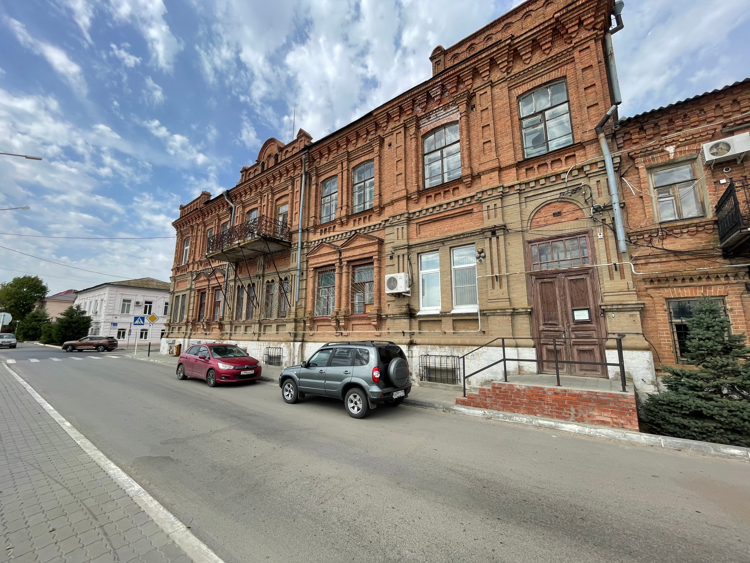 20 003 Дом Шнайдера. Здание красный кирпич. ВИЗУАЛЬНЫЕ И ЗВУКОВЫЕ РЕШЕНИЯ ДЛЯ БИЗНЕСА И СЪЁМОК ТЕЛЕТЕЛА