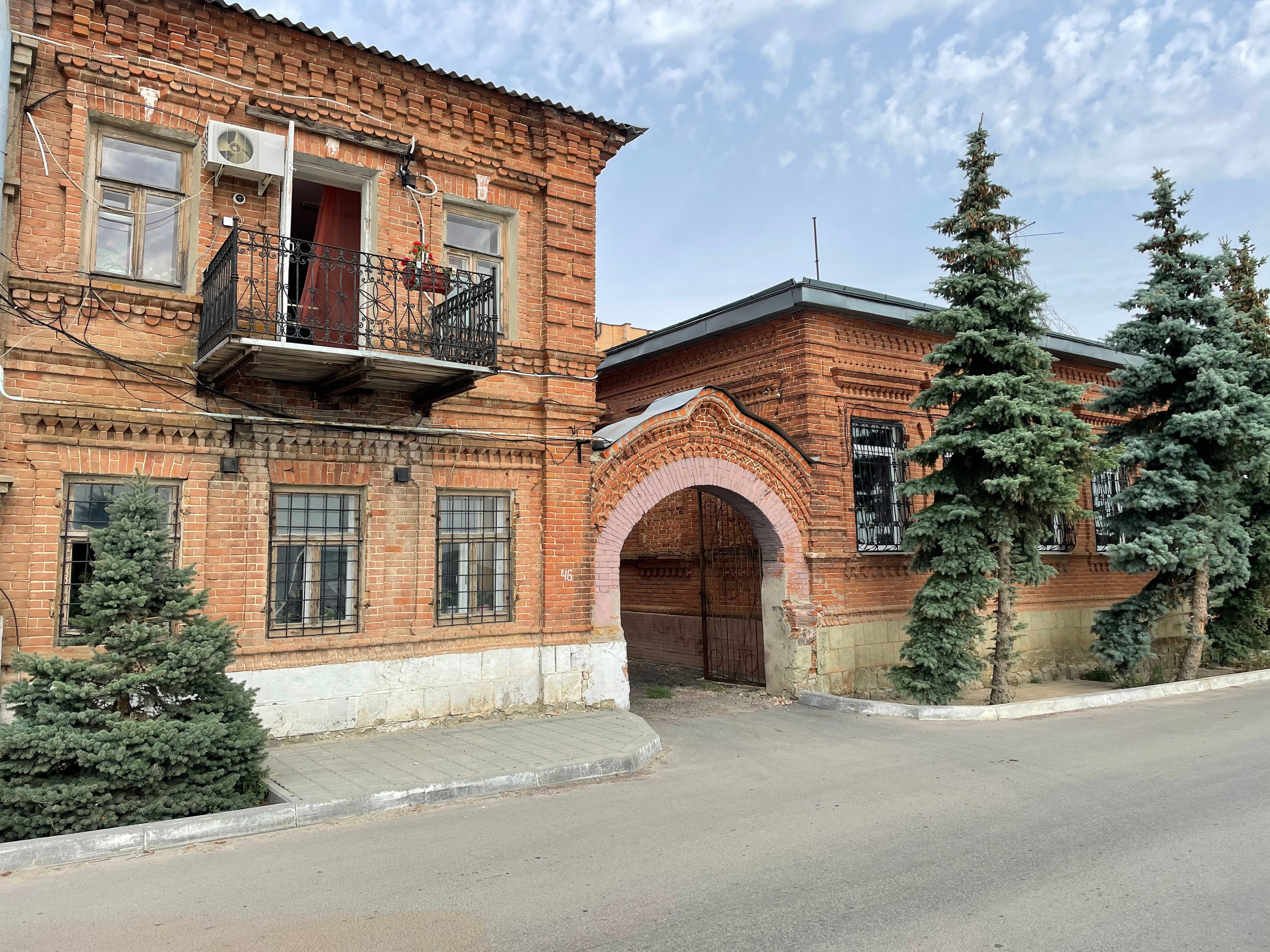 20 003 Дом Шнайдера. Здание красный кирпич. ВИЗУАЛЬНЫЕ И ЗВУКОВЫЕ РЕШЕНИЯ ДЛЯ БИЗНЕСА И СЪЁМОК ТЕЛЕТЕЛА