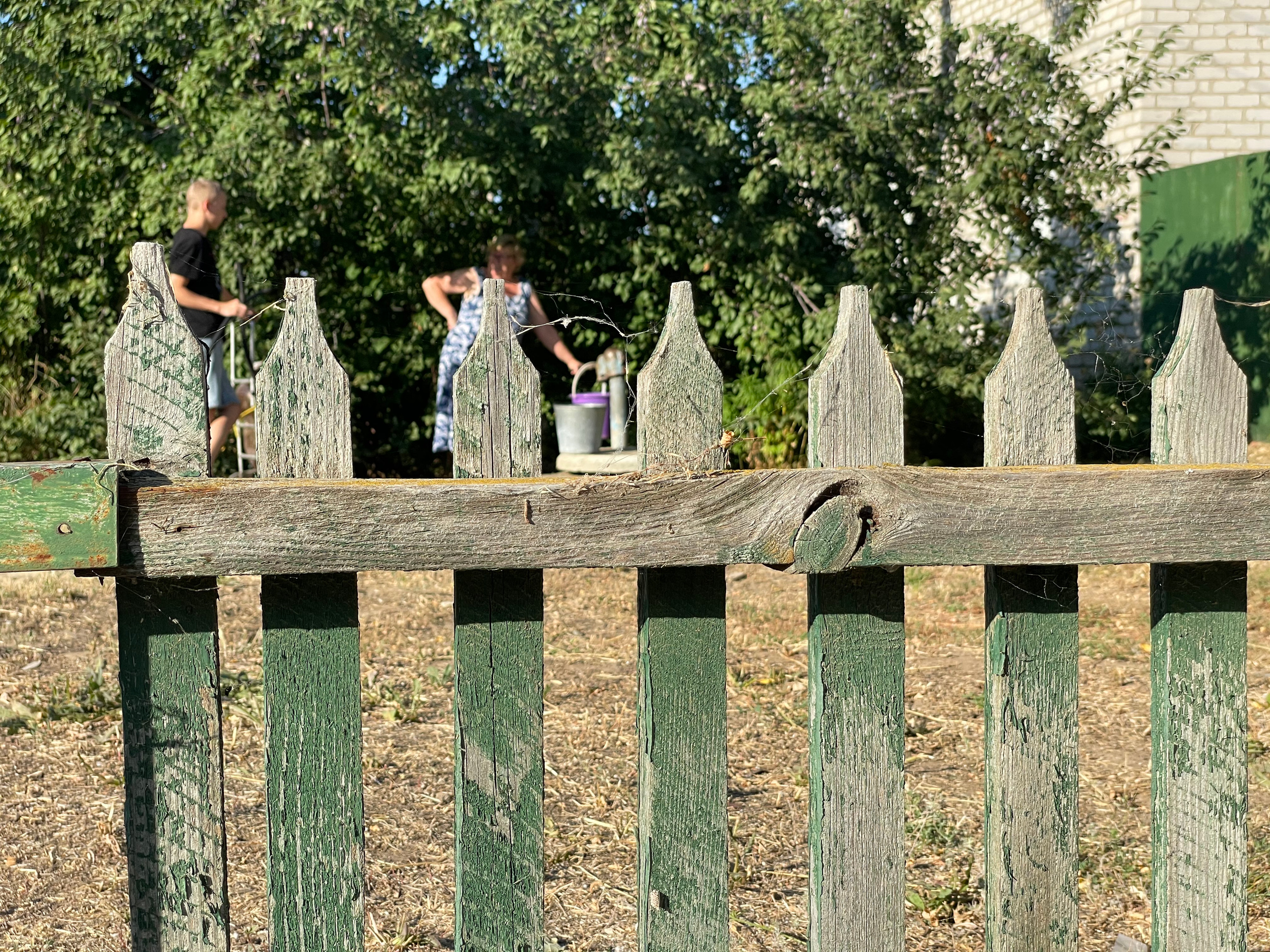 200 019 Деревянный забор, колонка. ВИЗУАЛЬНЫЕ И ЗВУКОВЫЕ РЕШЕНИЯ ДЛЯ БИЗНЕСА И СЪЁМОК ТЕЛЕТЕЛА