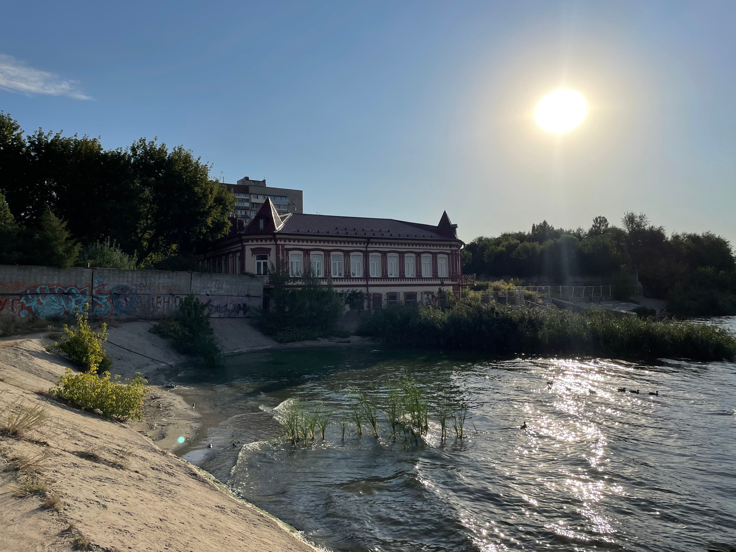 20 013 Здание красный и желтый кирпич. ВИЗУАЛЬНЫЕ И ЗВУКОВЫЕ РЕШЕНИЯ ДЛЯ БИЗНЕСА И СЪЁМОК ТЕЛЕТЕЛА