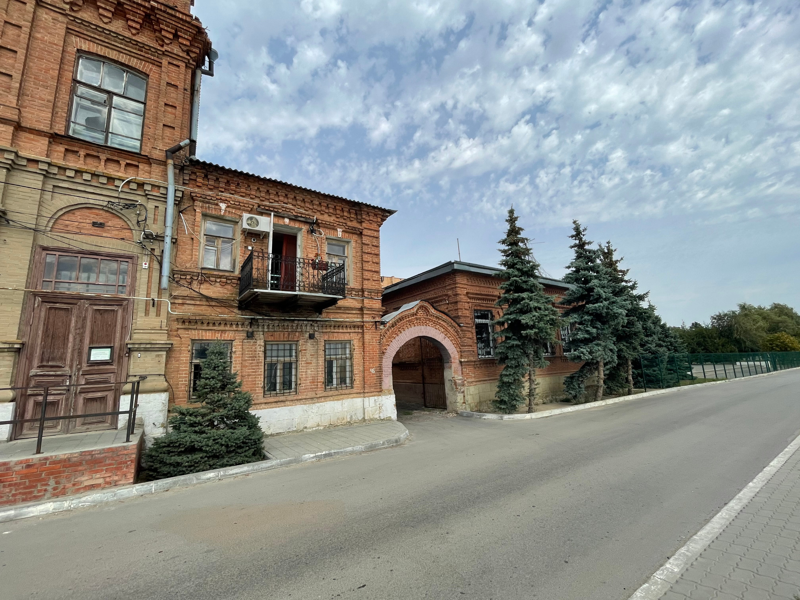 20 003 Дом Шнайдера. Здание красный кирпич. ВИЗУАЛЬНЫЕ И ЗВУКОВЫЕ РЕШЕНИЯ ДЛЯ БИЗНЕСА И СЪЁМОК ТЕЛЕТЕЛА