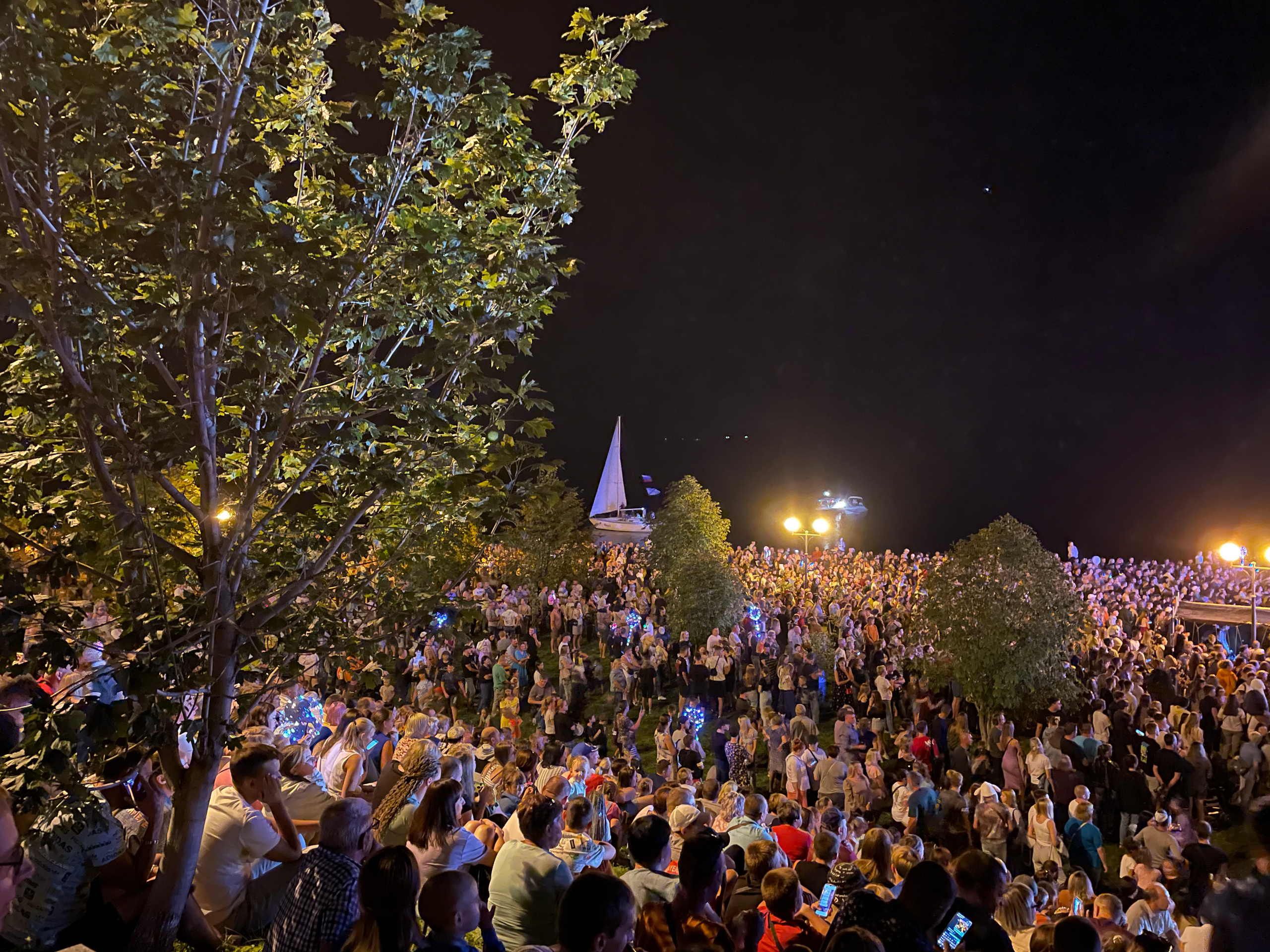 21 327 Набережная, праздник, сцена. ВИЗУАЛЬНЫЕ И ЗВУКОВЫЕ РЕШЕНИЯ ДЛЯ БИЗНЕСА И СЪЁМОК ТЕЛЕТЕЛА