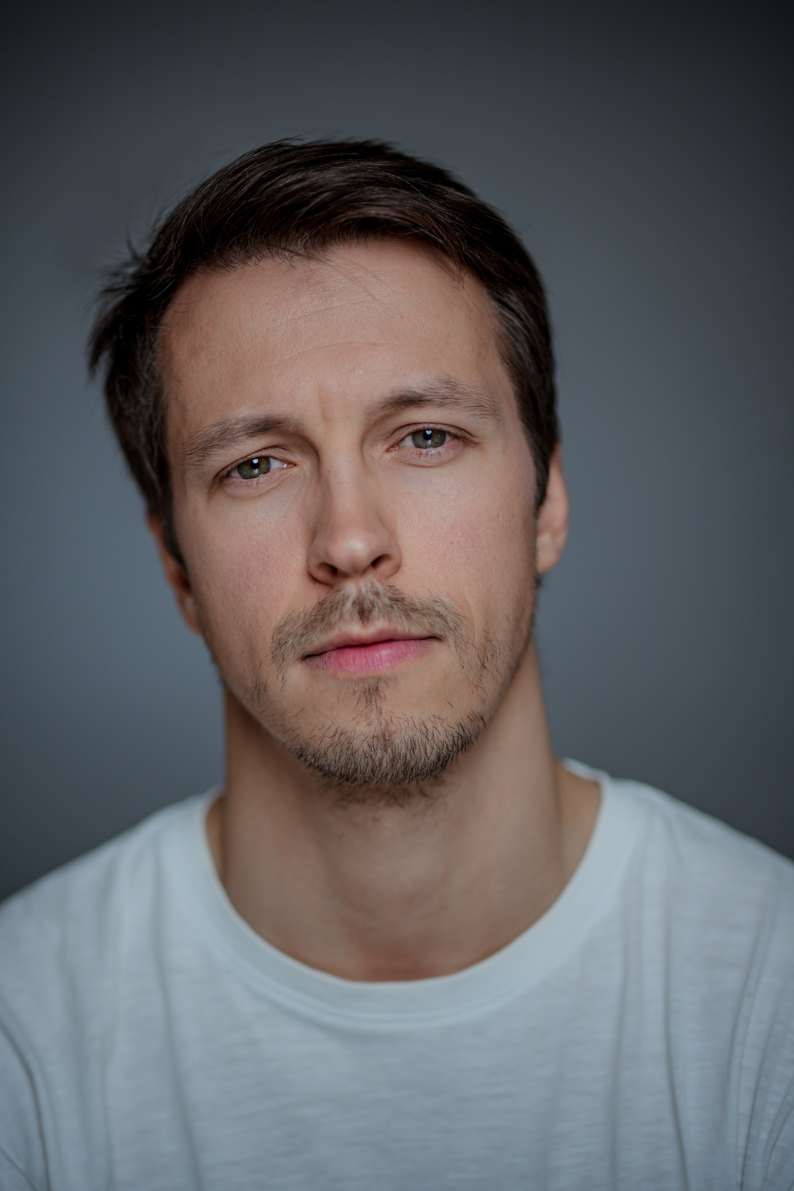 Актер Денис Васильев. Портретная съемка в Москве, студийный фотограф Игорь Фомин