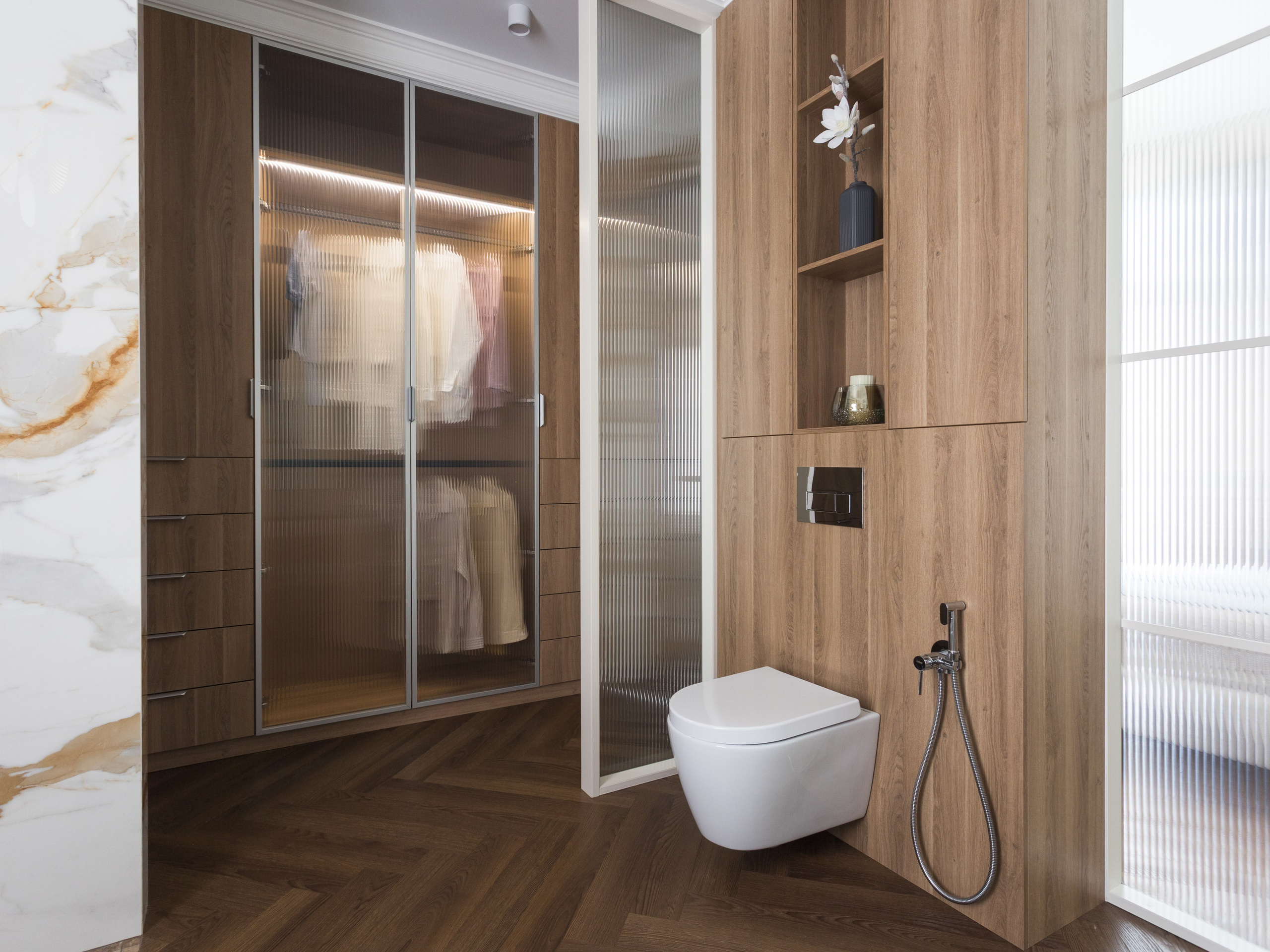 Современный санузел с подвесным унитазом и гигиеническим душем