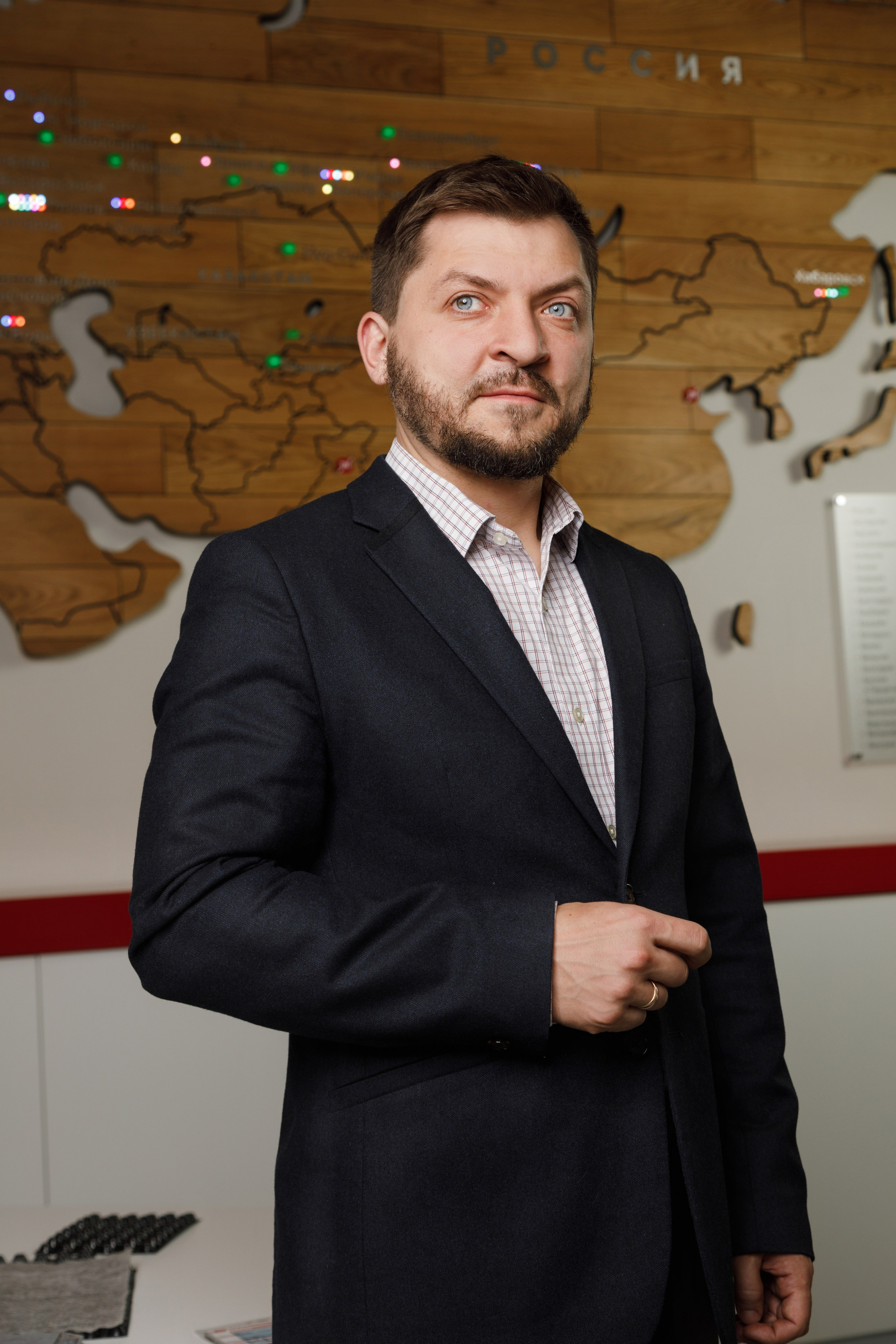 Портрет сотрудника в интерьере офиса