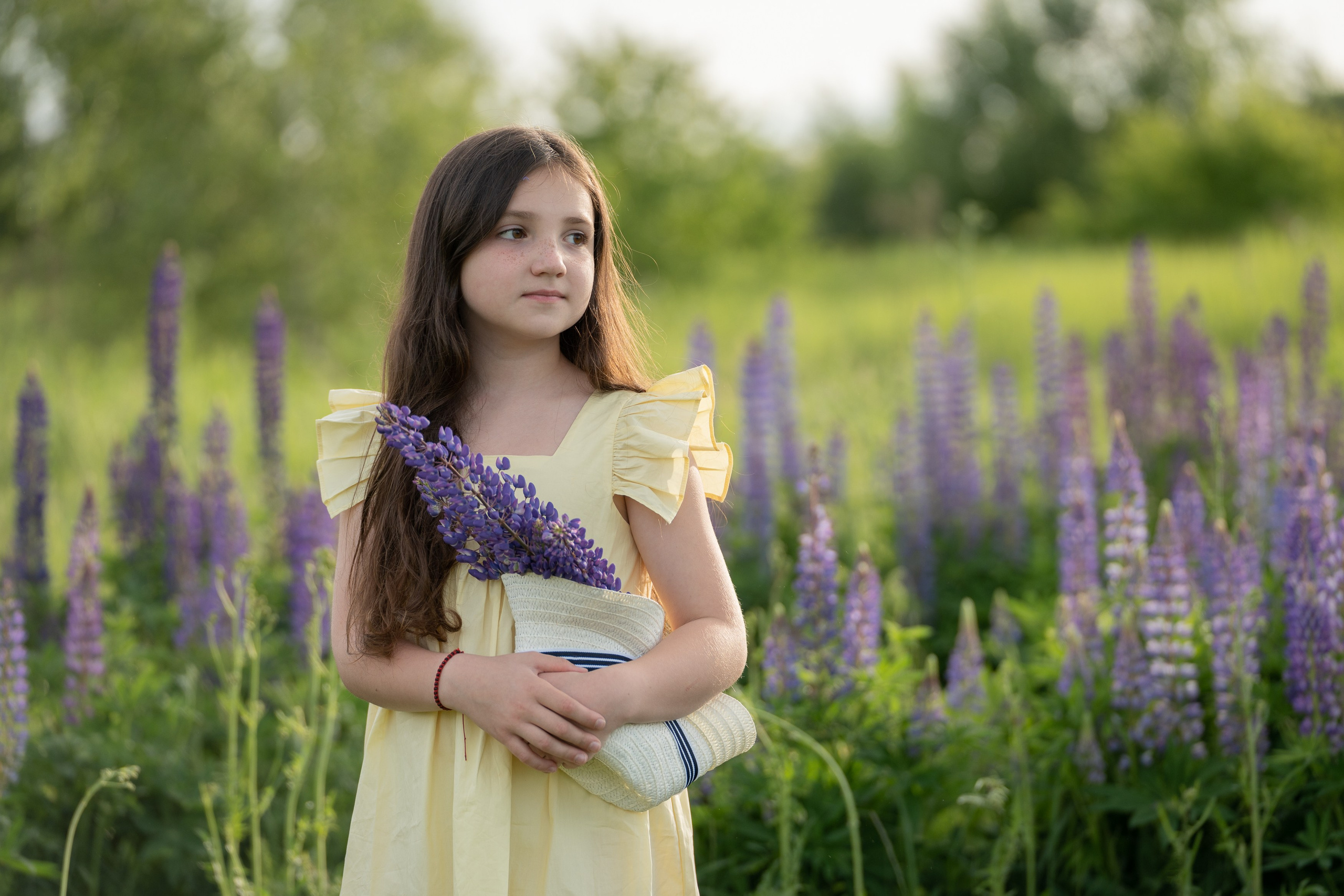 Детская фотосессия в люпинах. Портретный фотограф Олеся Владимирова в Москве