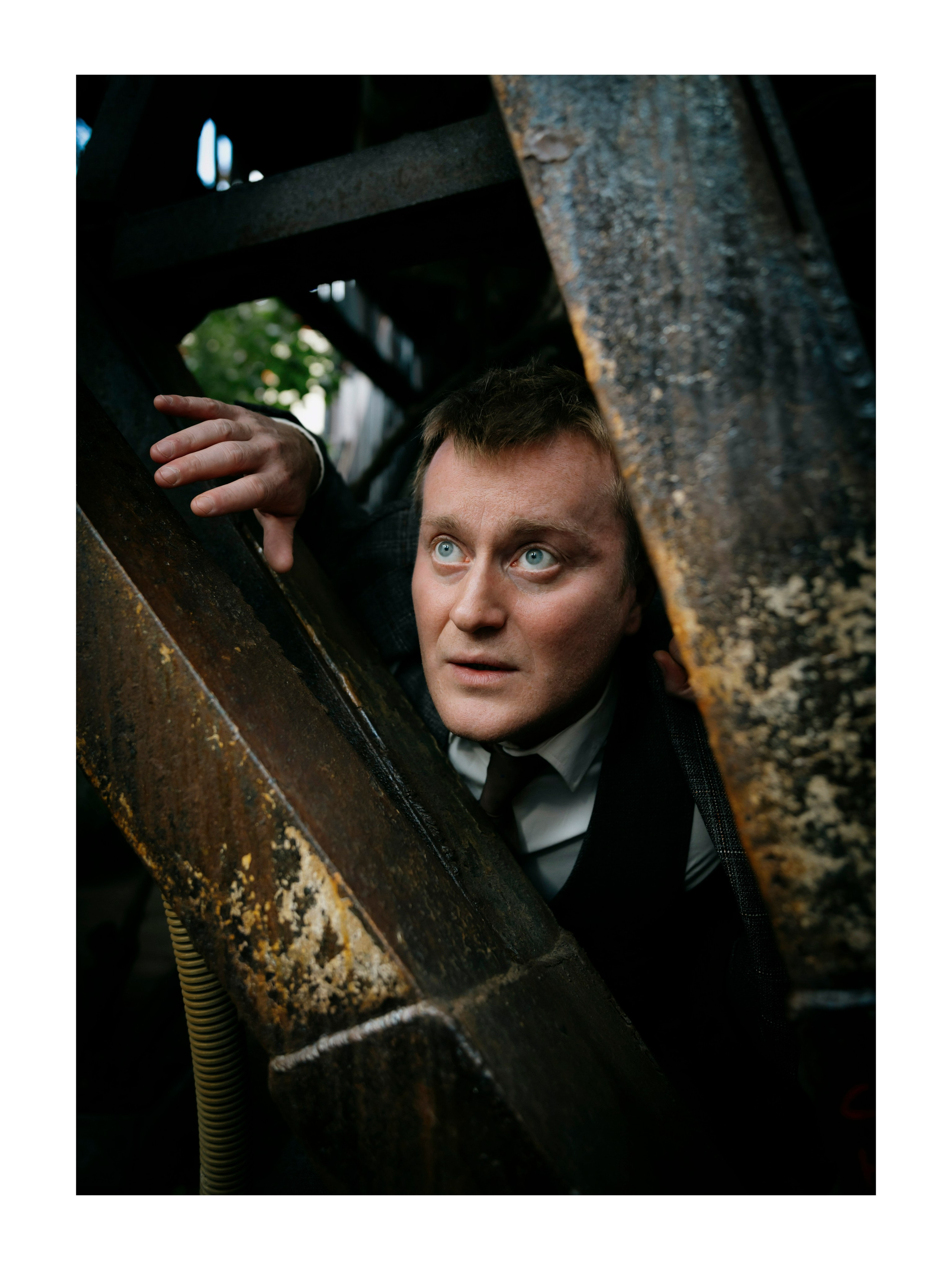 мужчина выбирается