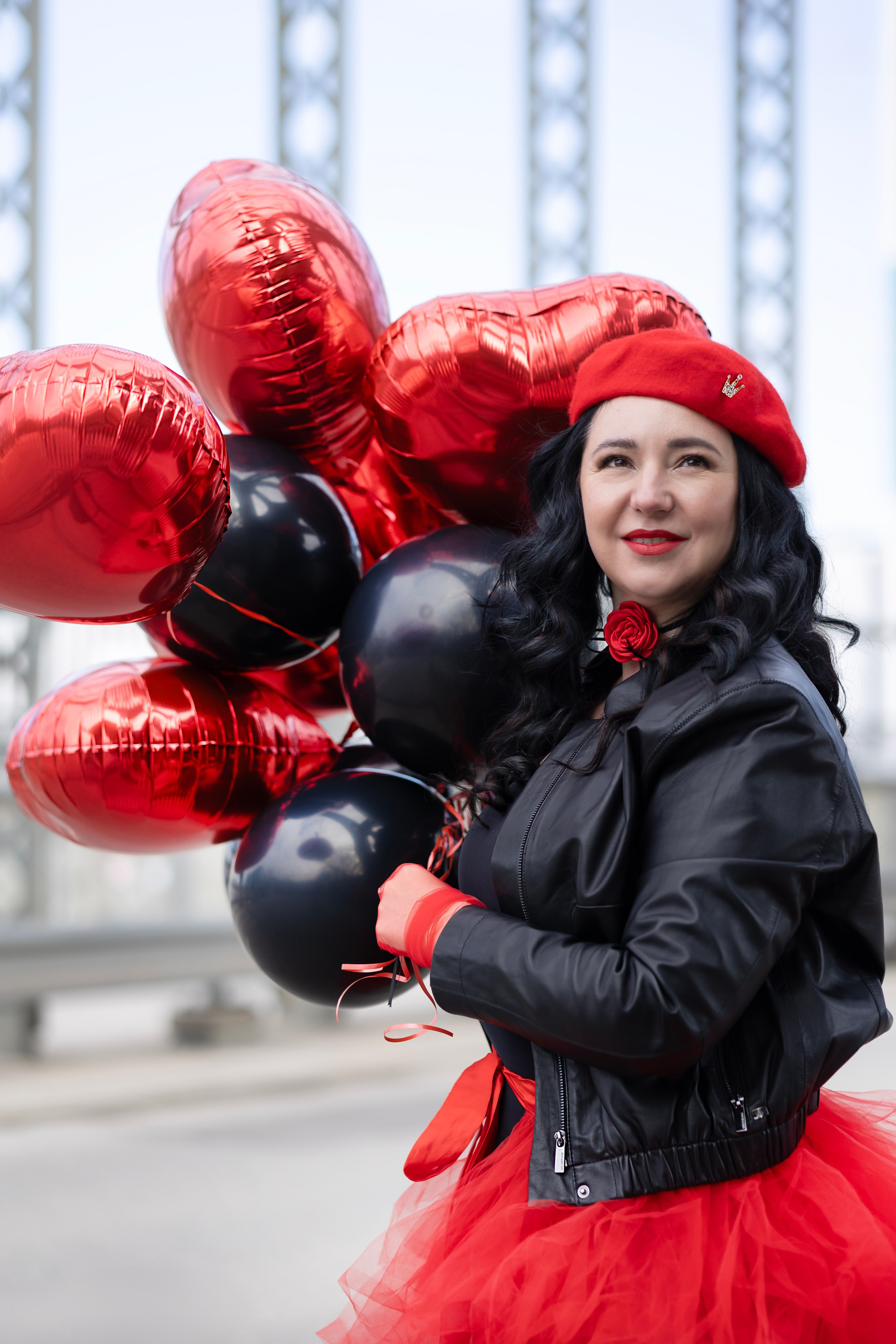 Balloons and red skirt. Photographer in Munich