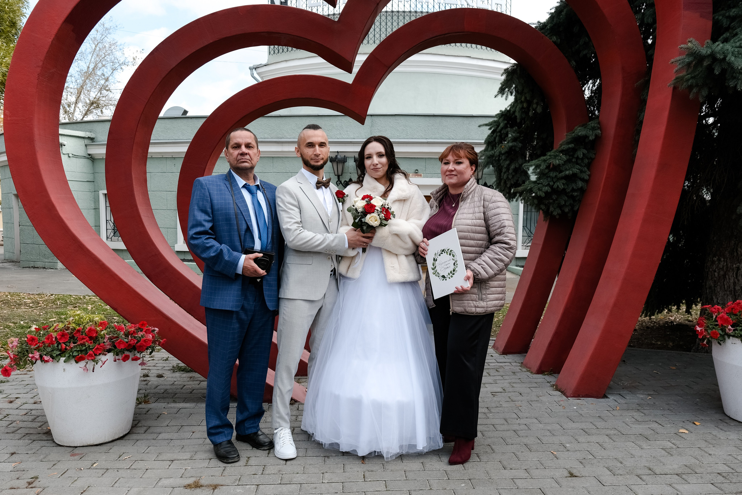 Азат и Дарья_прогулка с ретро-автомобилями. Свадебный фотограф в Челябинске Сырчикова Наталья