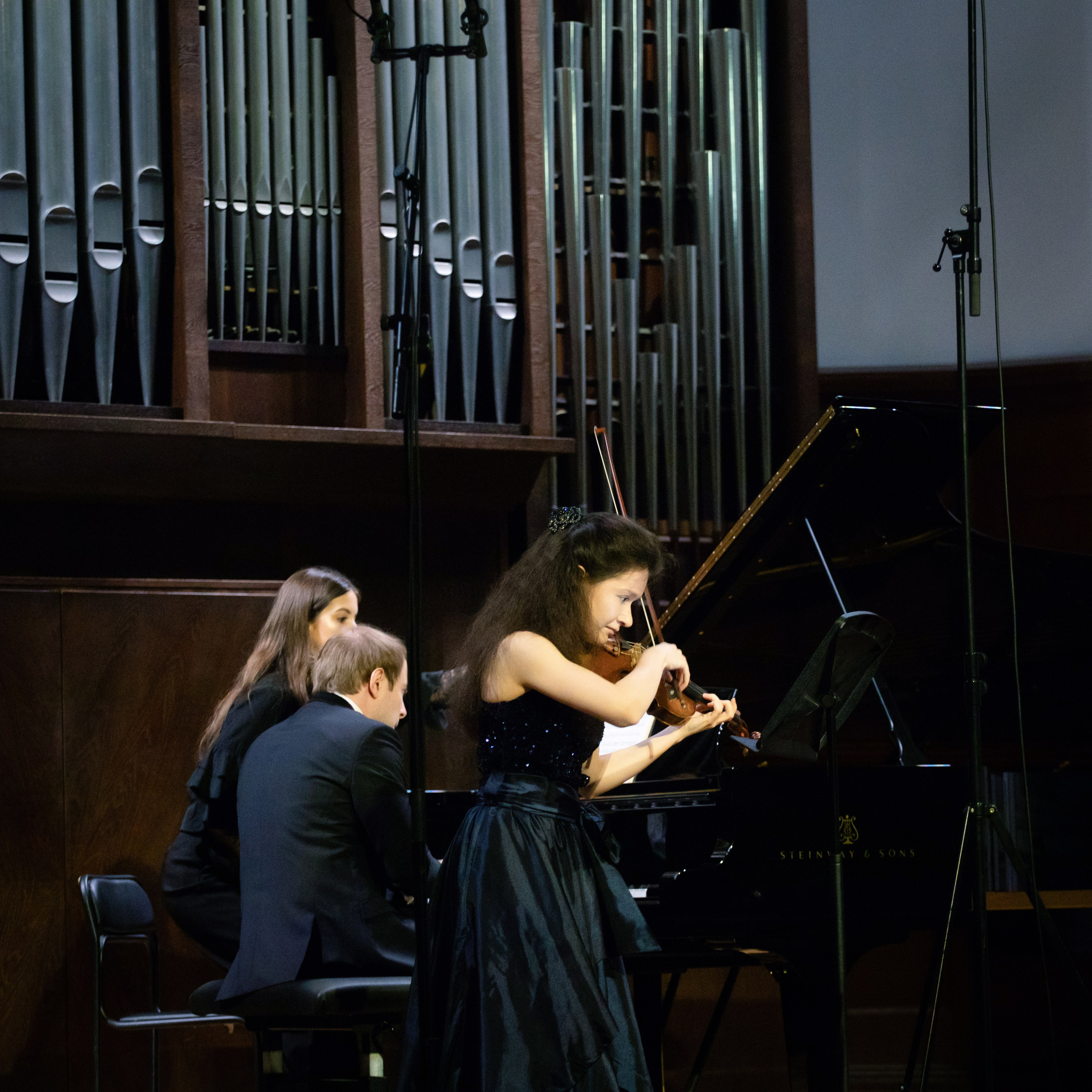 На сцене. Скрипачка Анна Савкина